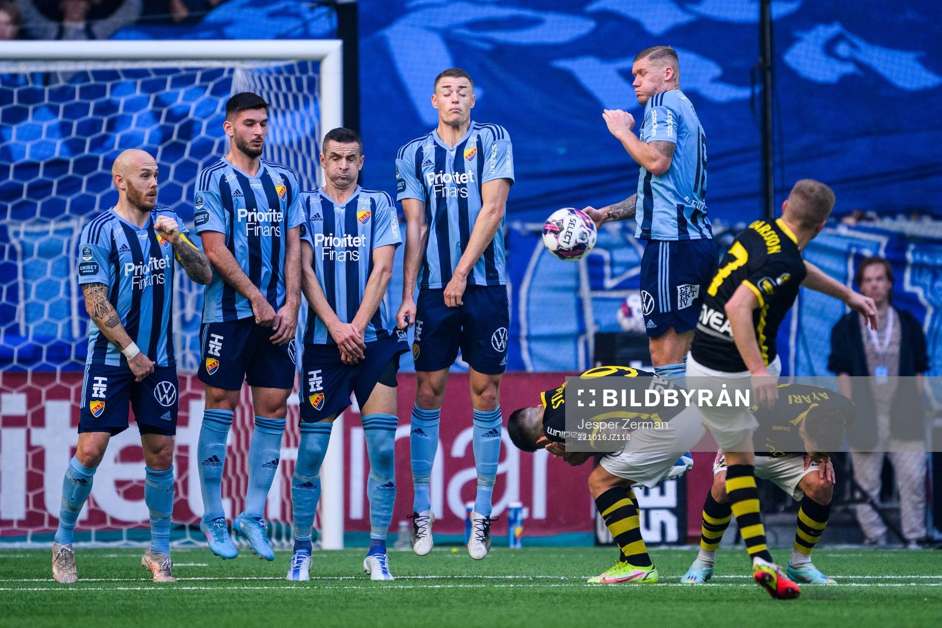 AIKs Sebastian Larsson slår en frispark mot Djurgårdens