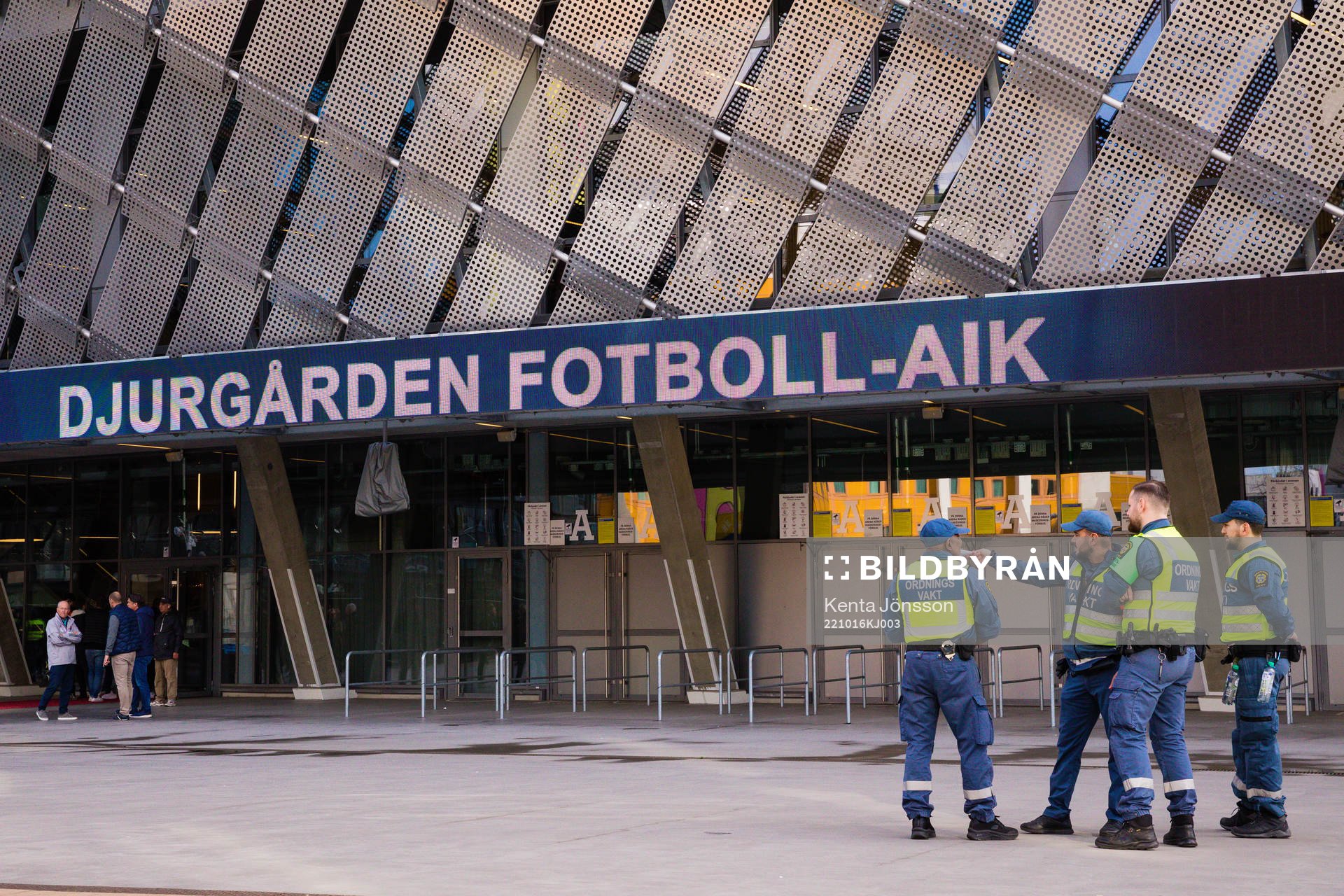 Ordningsvakter utanför Tele2 Arena inför fotbollsmatchen i Allsvenskan mellan Djurgården och AIK den 16 oktober 2022 i Stockholm. 