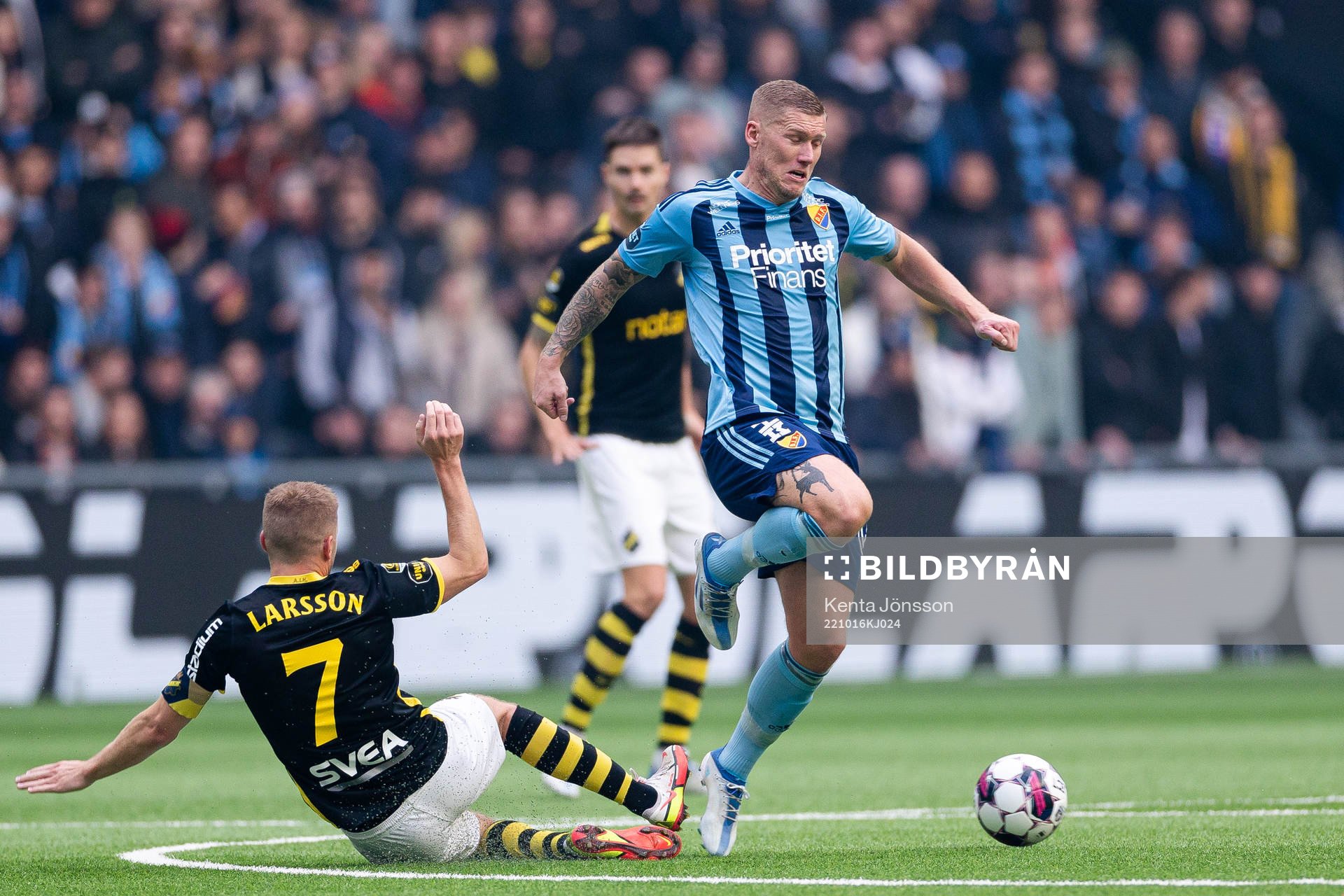 AIKs Sebastian Larsson och Djurgårdens Victor Edvardsen