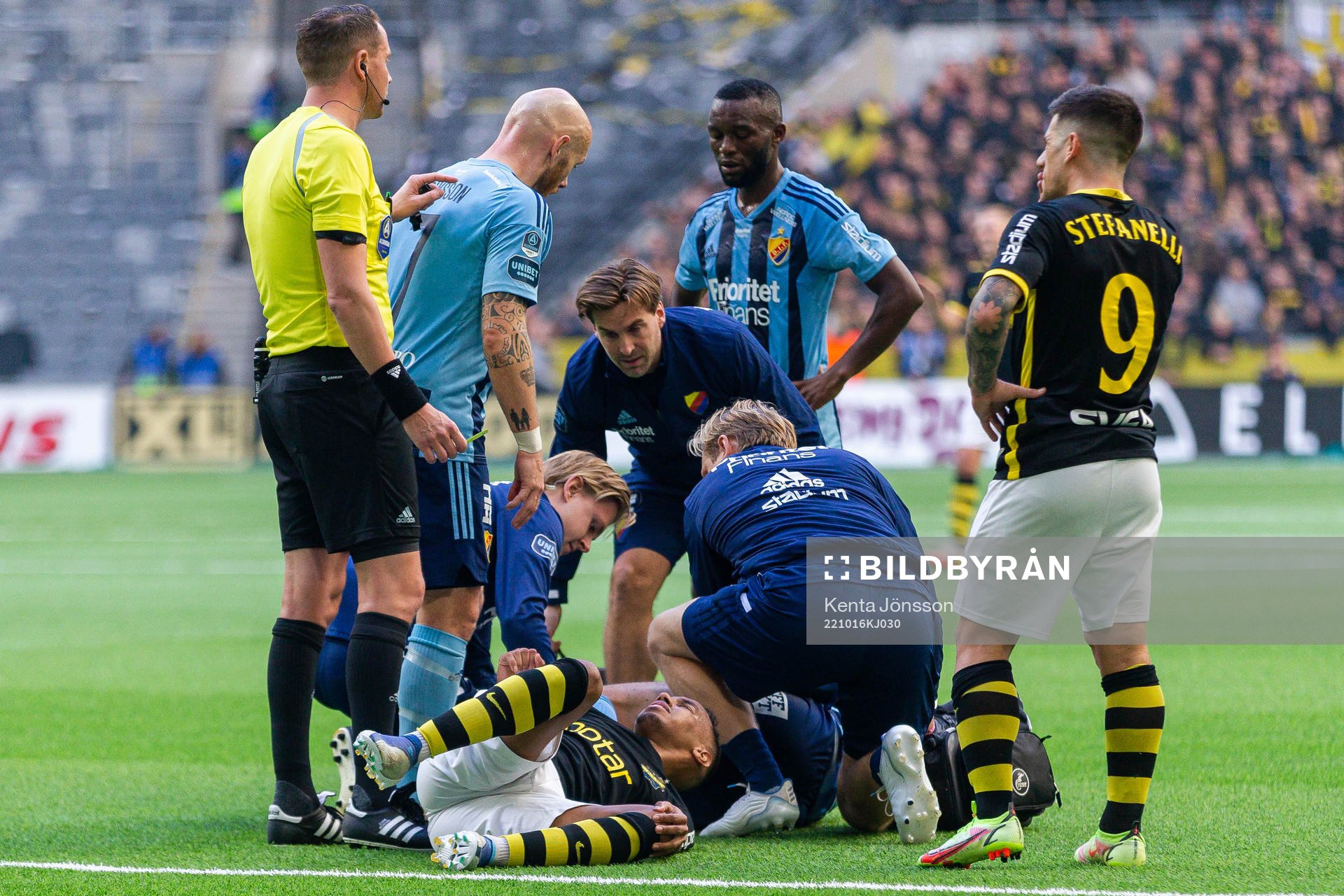 Djurgårdens Besard Sabovic och AIKs Bilal Hussein har ont