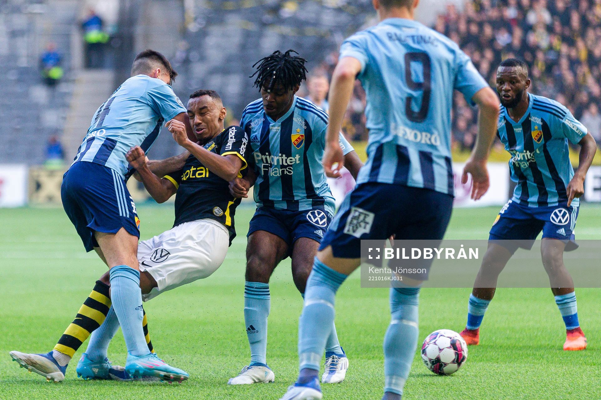 Djurgårdens Besard Sabovic och AIKs Bilal Hussein