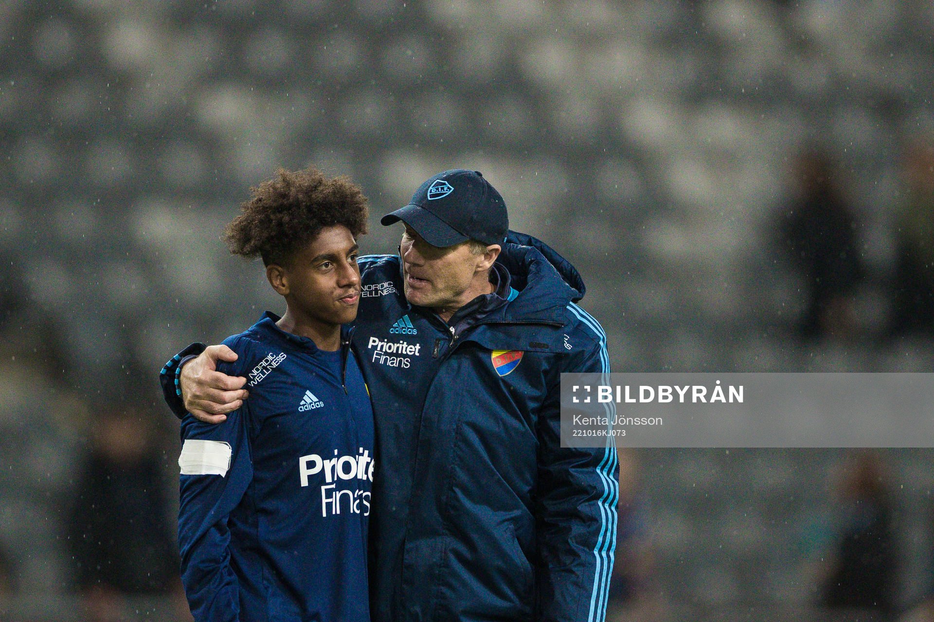 Djurgårdens Isak Alemayehu Mulugeta och tränare Kim Bergstrand efter fotbollsmatchen i Allsvenskan mellan Djurgården och AIK den 16 oktober 2022 i Stockholm.