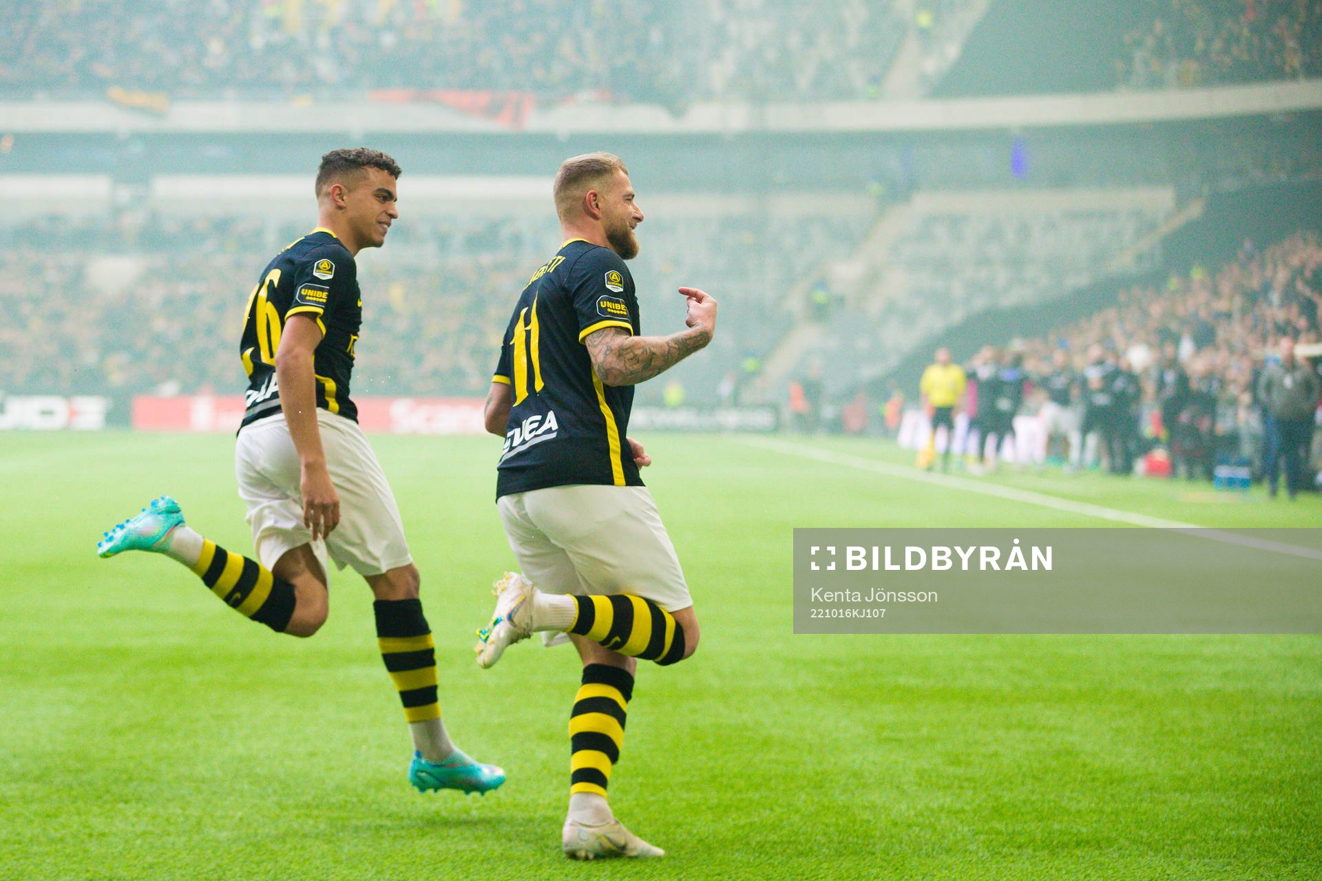 s Yasin Ayari och John Guidetti jublar