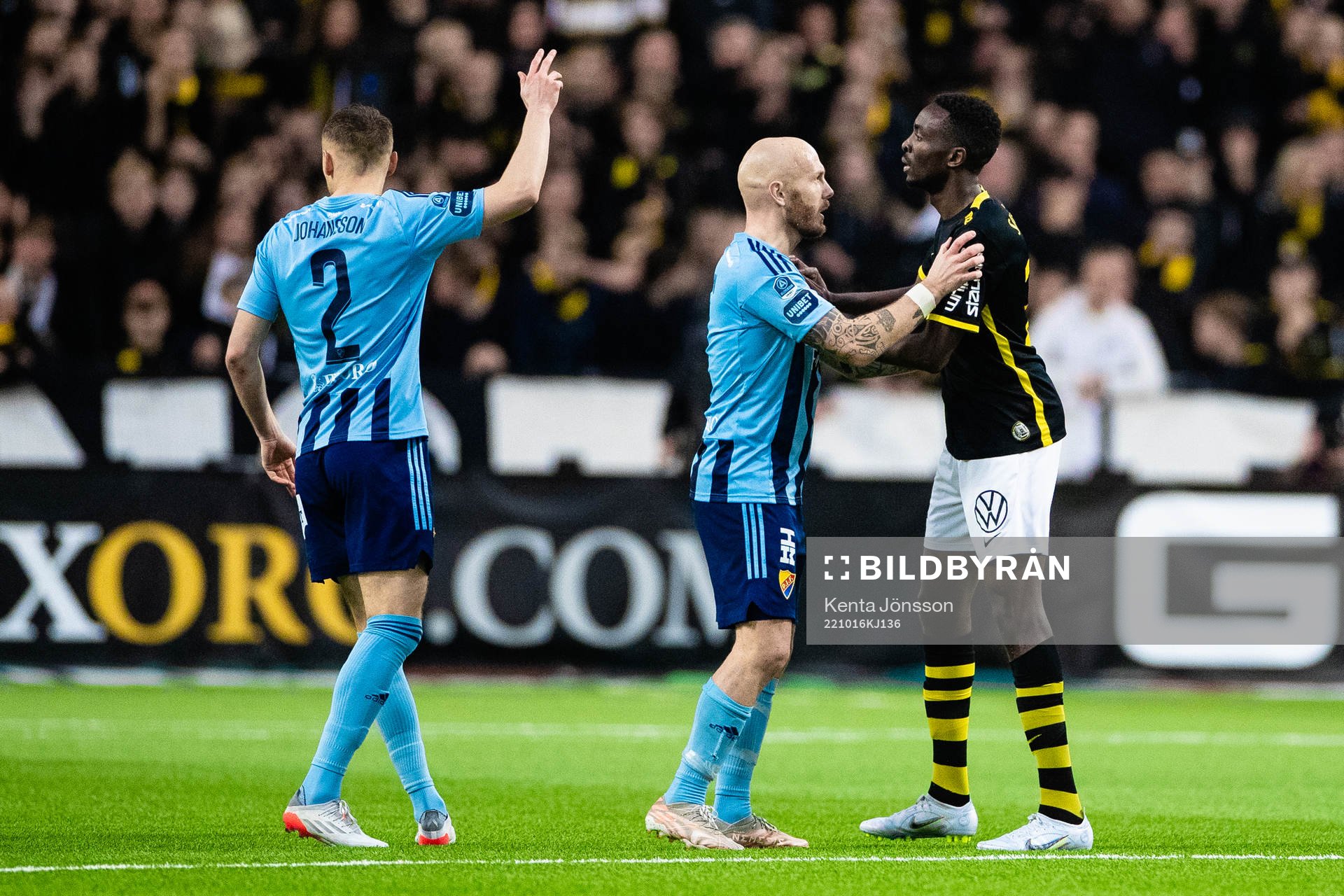 Djurgårdens Magnus Eriksson i samtal med AIK:s Collins Lusaka Sichenje som fått ett rött kort under fotbollsmatchen i Allsvenskan mellan Djurgården och AIK den 16 oktober 2022 i Stockholm.