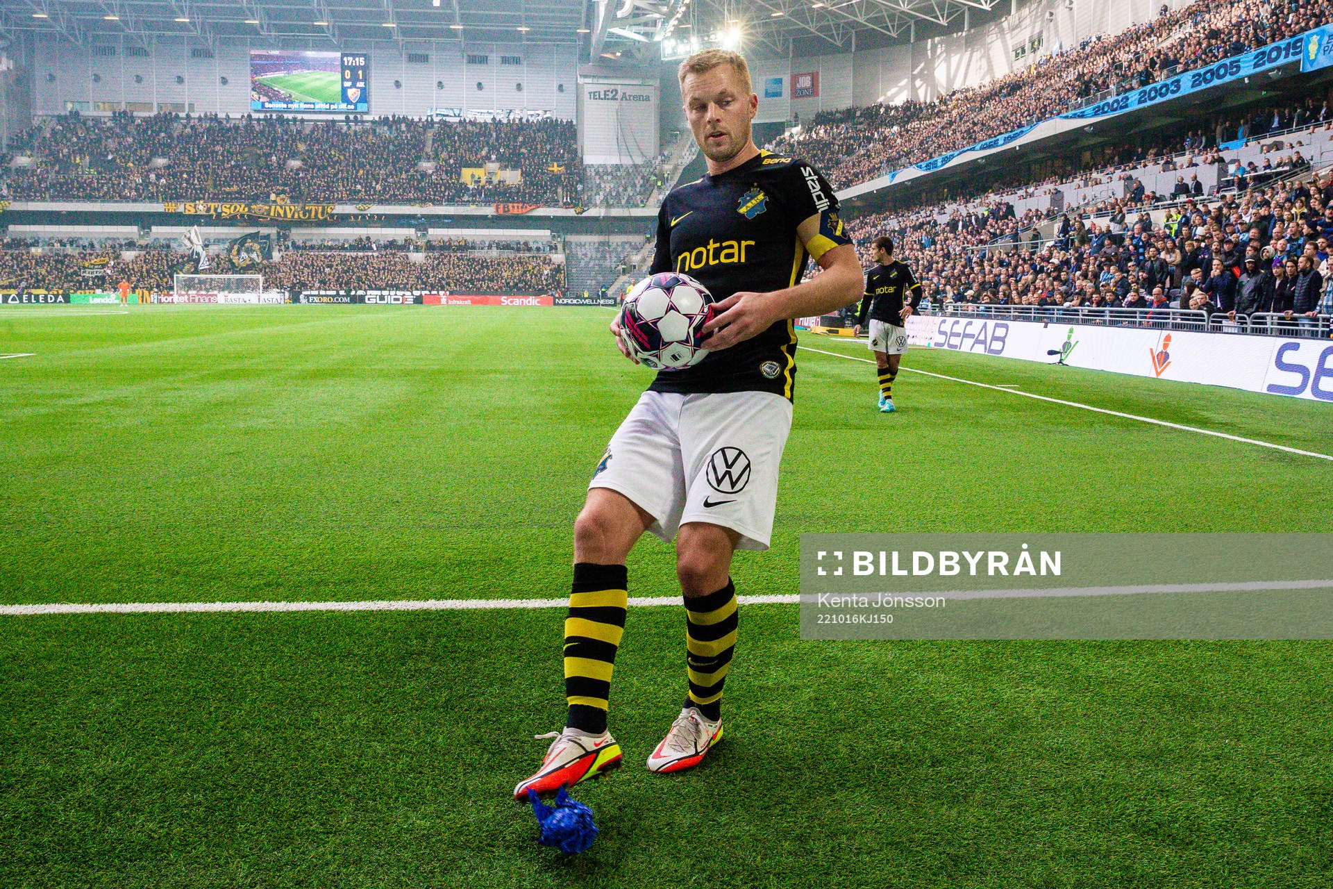 s Sebastian Larsson sparkar undan pappersboll som kasats in