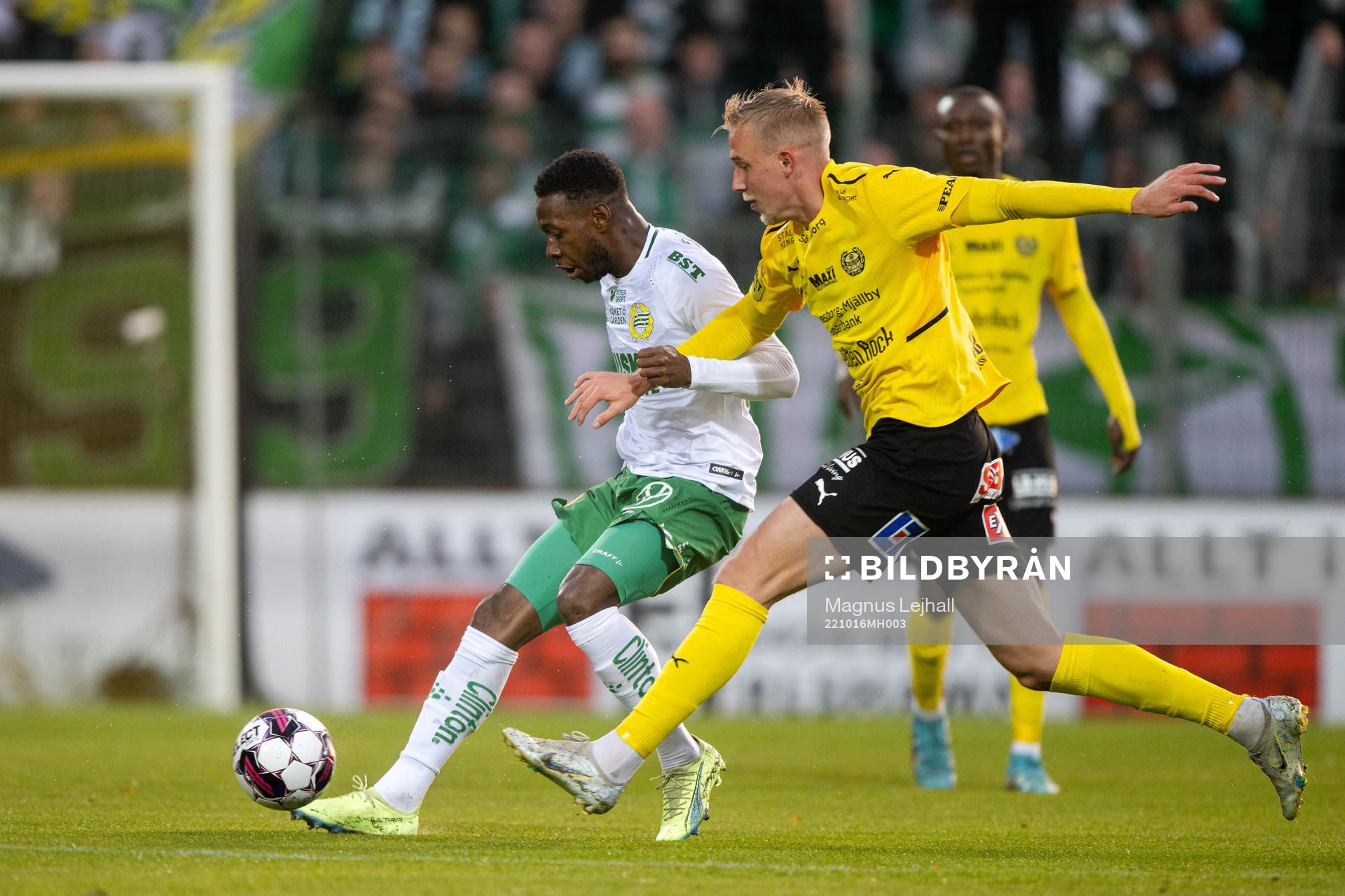 Hammarbys Shaquille Pinas och Mjällbys Herman Johansson