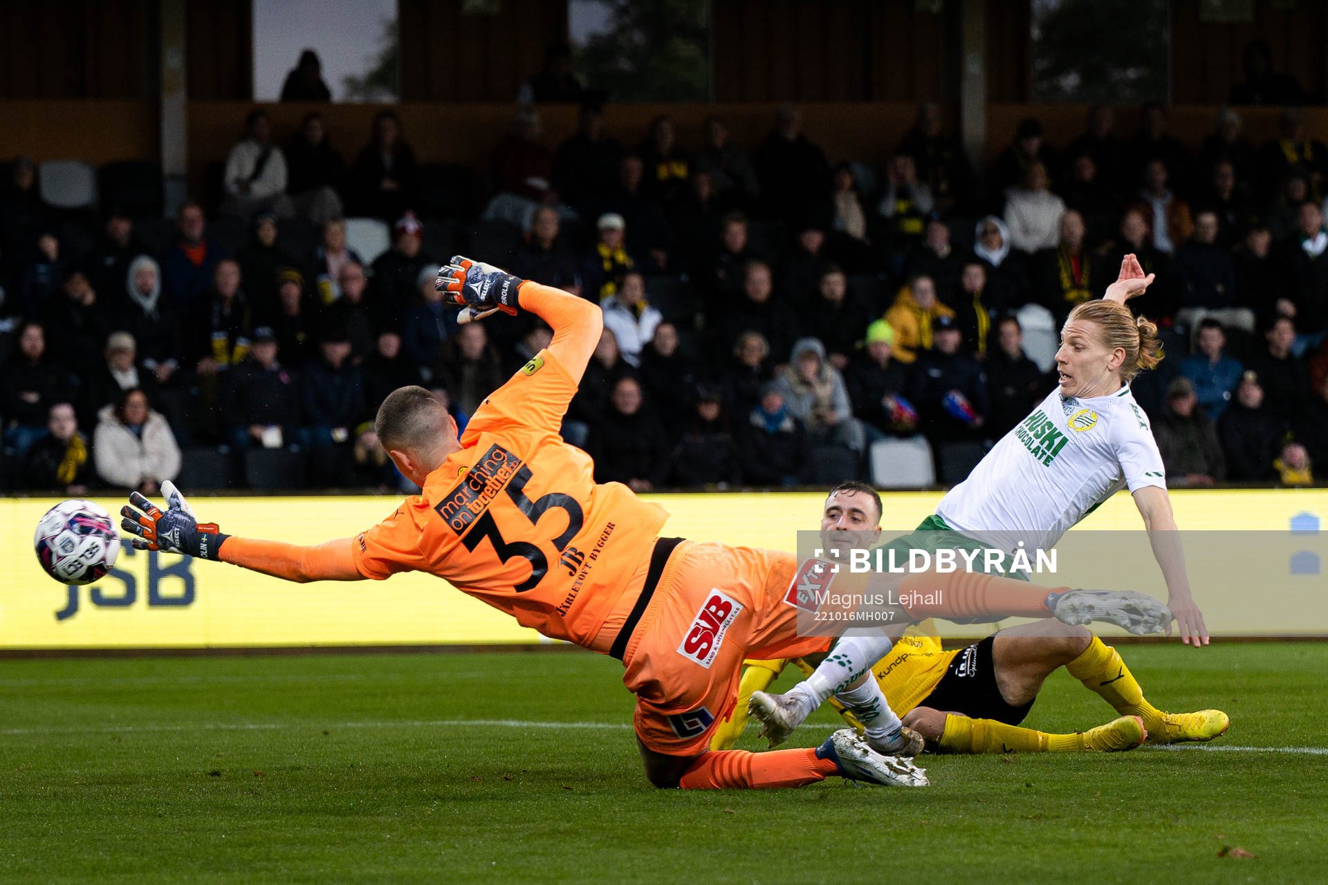 Hammarbys Gustav Ludwigson gör 0-1 bakom Mjällbys