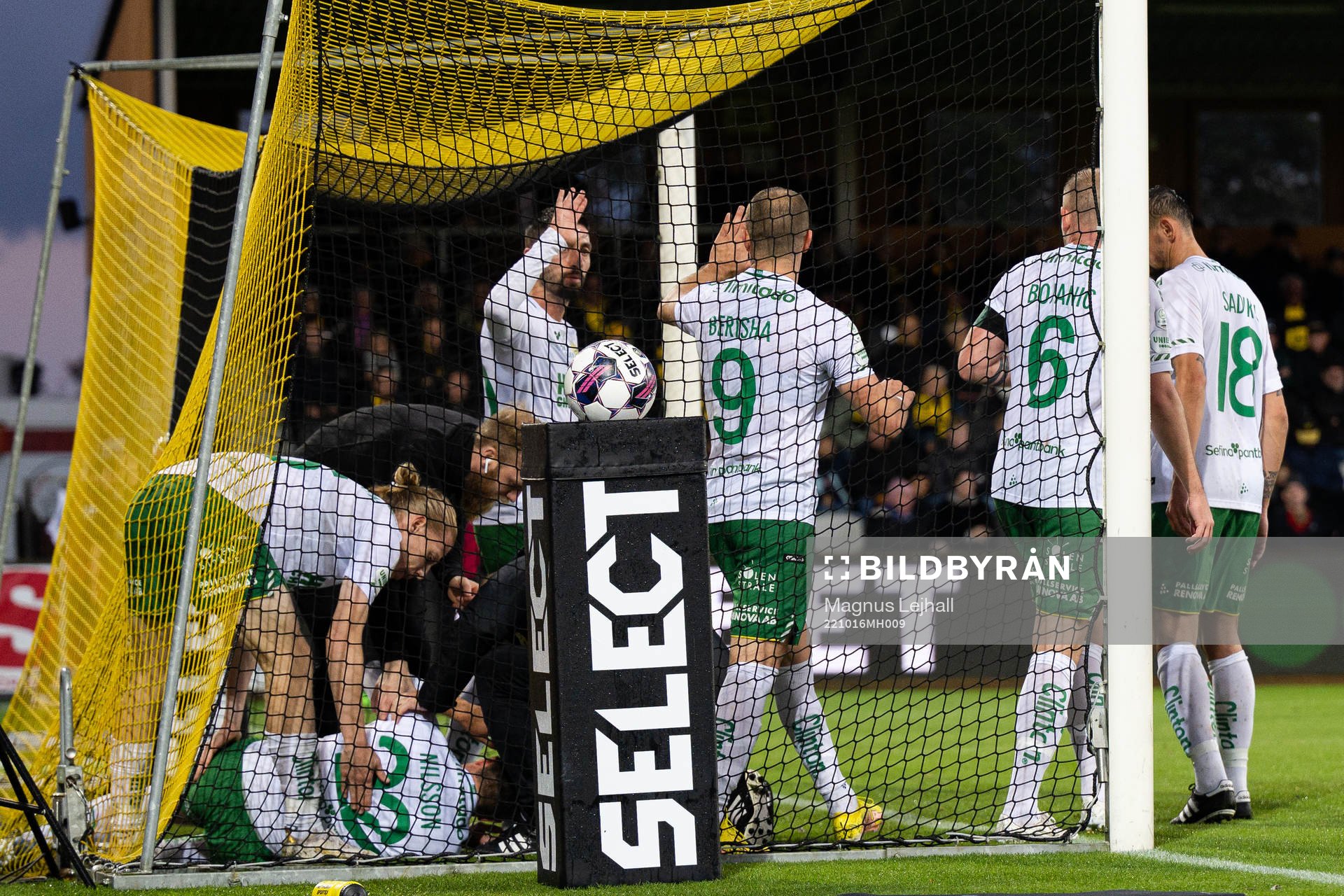 Hammarbys spelare jublar efter 0-3 samtidigt som Joel Nilsson har ont under fotbollsmatchen i Allsvenskan mellan Mjällby och Hammarby den 16 oktober 2022 i Hällevik.