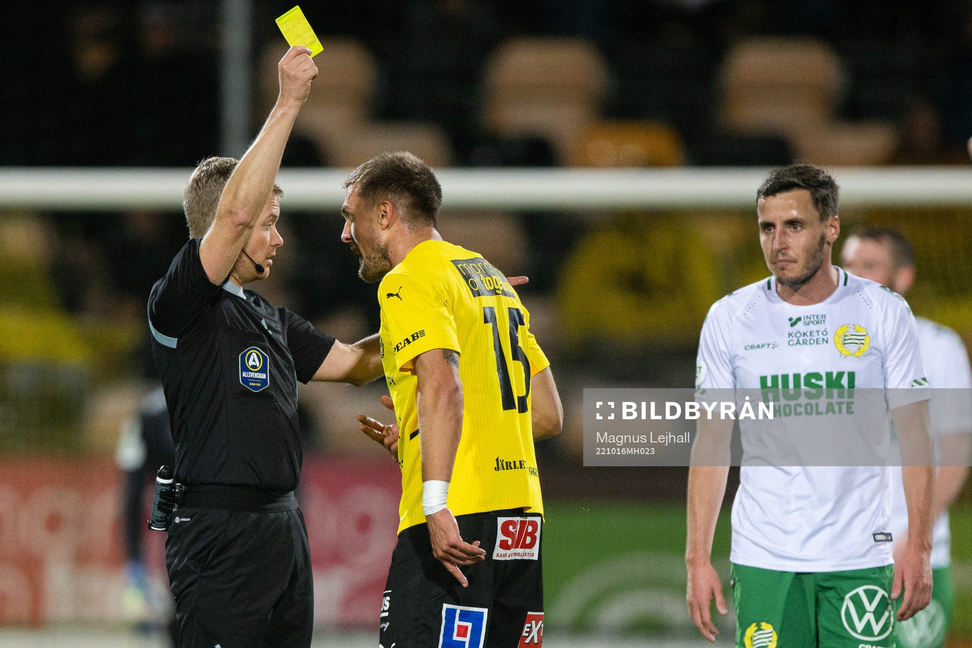 Mjällbys Ivan Kricak får ett gult kort av Domare Fredrik