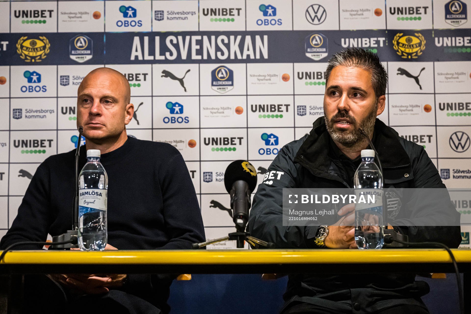 Mjällbys tränare Andreas Brännström och Hammarbys tränare Marti Cifuentes under presskonferensen efter fotbollsmatchen i Allsvenskan mellan Mjällby och Hammarby den 16 oktober 2022 i Hällevik.