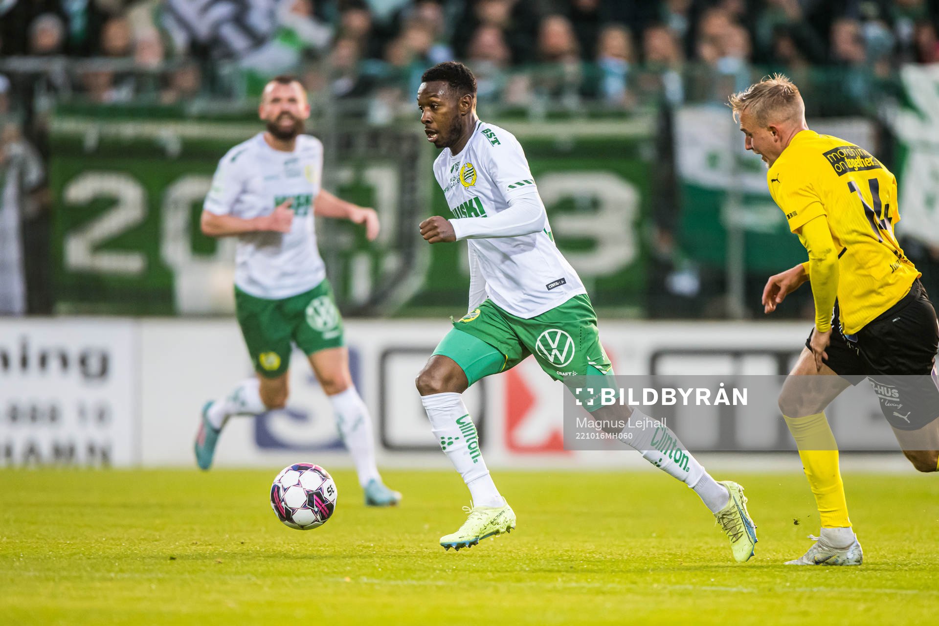 Hammarbys Shaquille Pinas och Mjällbys Herman Johansson