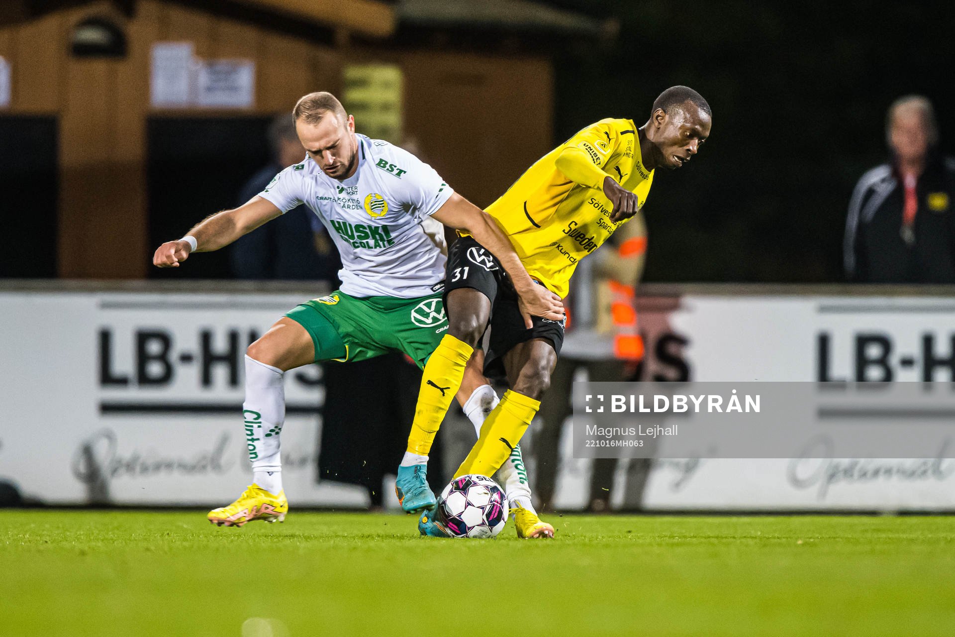 Mjällbys Silas Nwankwo och Hammarbys Veton Berisha under fotbollsmatchen i Allsvenskan mellan Mjällby och Hammarby den 16 oktober 2022 i Hällevik.