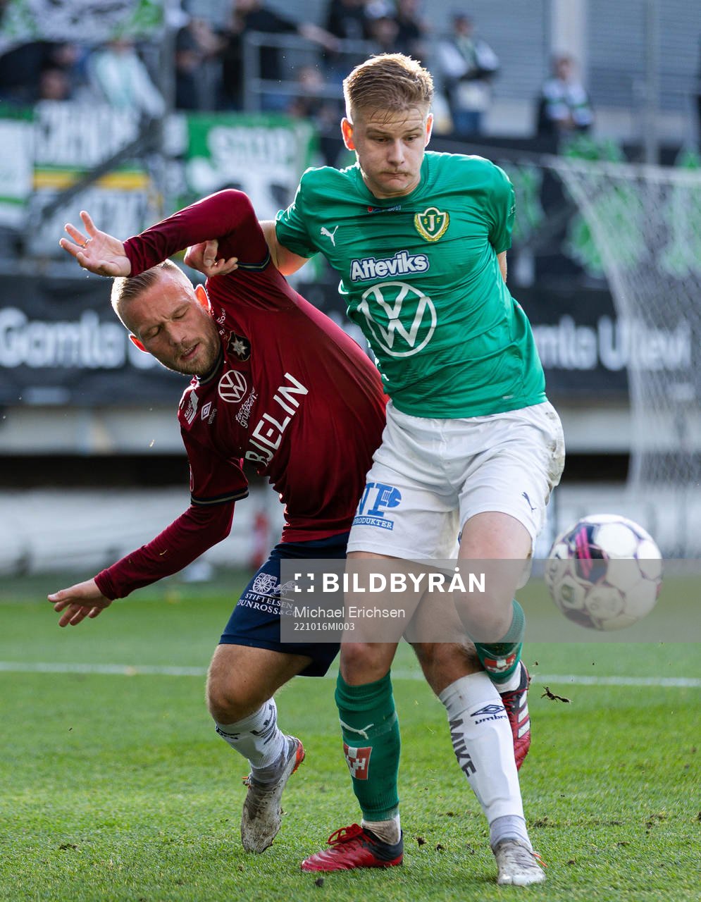Örgrytes Nicklas Bärkroth och Jönköpings Södras Arvid Eriksson under fotbollsmatchen i Superettan mellan Örgryte och Jönköpings Södra den 16 oktober 2022 i Göteborg.
