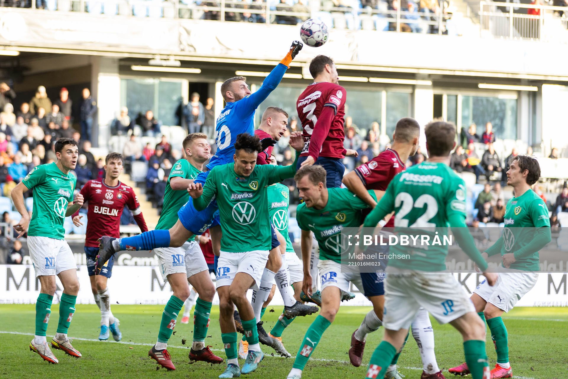 Jönköpings Södras målvakt Alexander Nilsson i kamp om