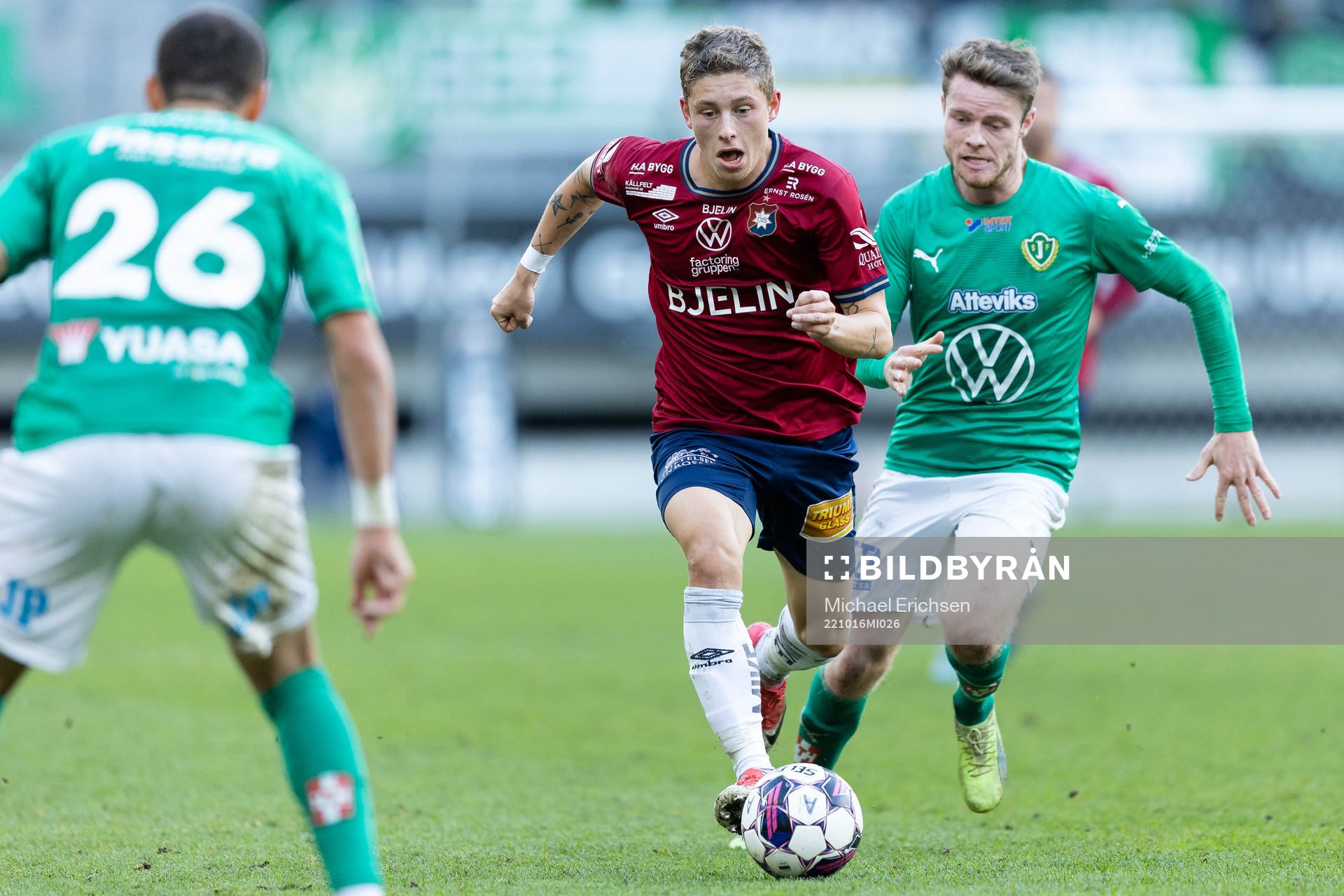 Örgrytes Anton Andreasson och Jönköpings Södras Daniel Ljung under fotbollsmatchen i Superettan mellan Örgryte och Jönköpings Södra den 16 oktober 2022 i Göteborg.