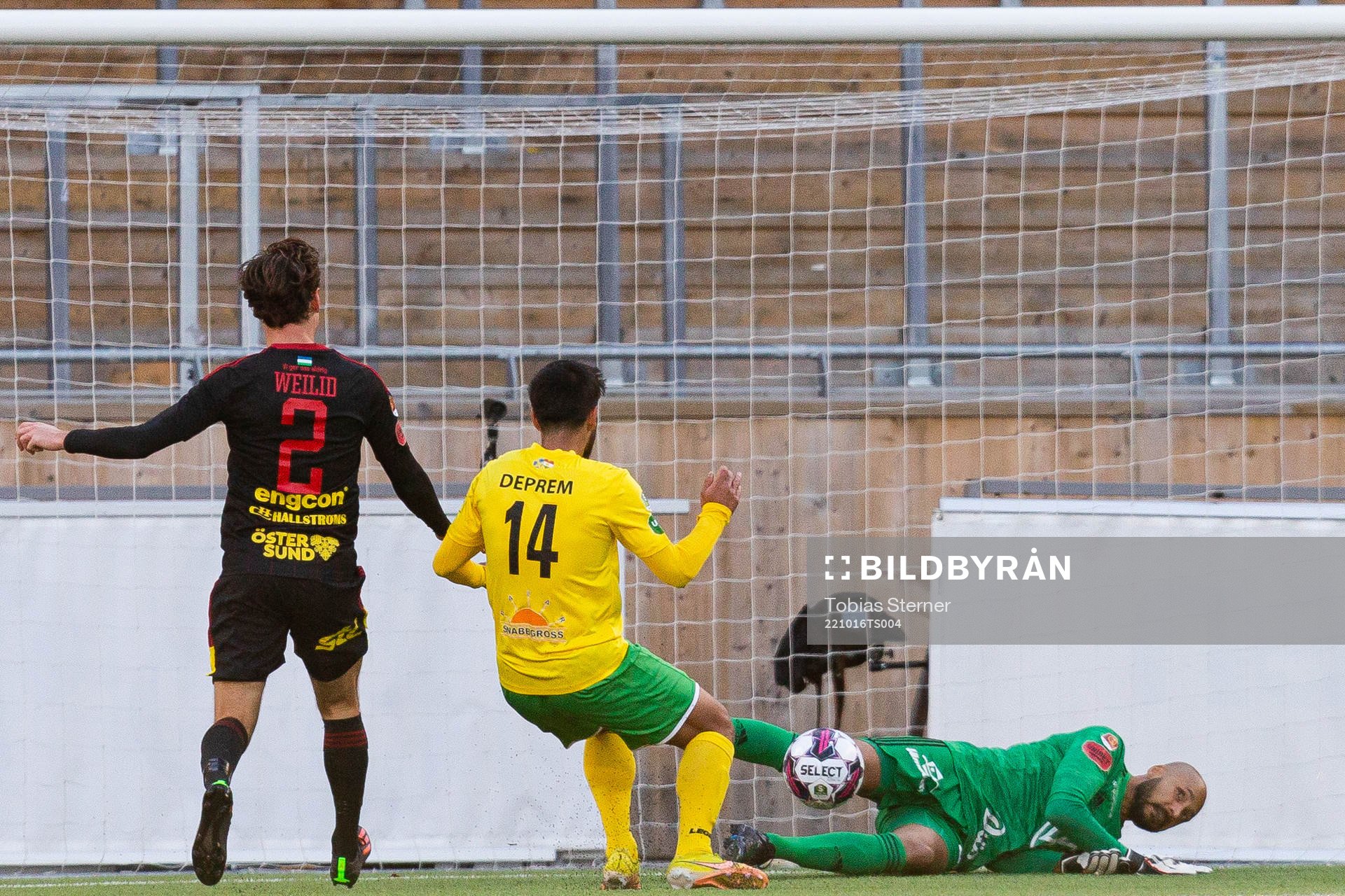 Dalkurds Rodin Deprem oroar framför Östersunds Aly Keita