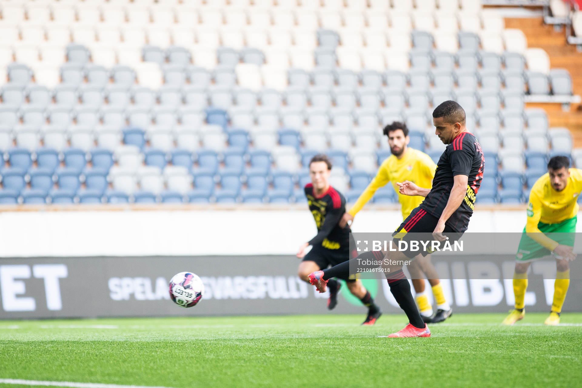 Östersunds Erick Brendon Pinheiro da Silva gör 1-1 på straff under fotbollsmatchen i Superettan mellan Dalkurd och Östersund den 16 oktober 2022 i Uppsala.