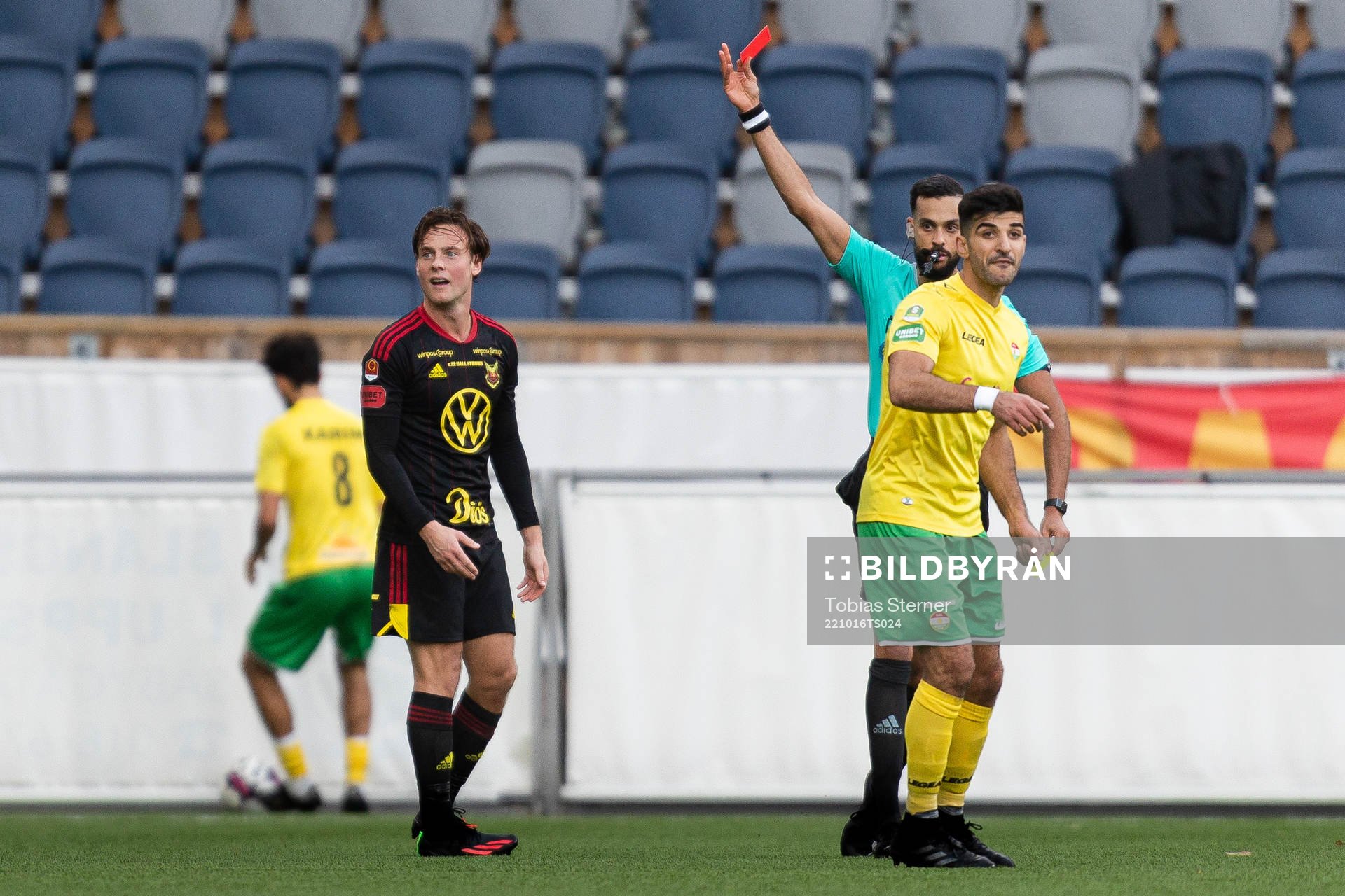 Östersunds Cesar Weilid får ett rött kort
