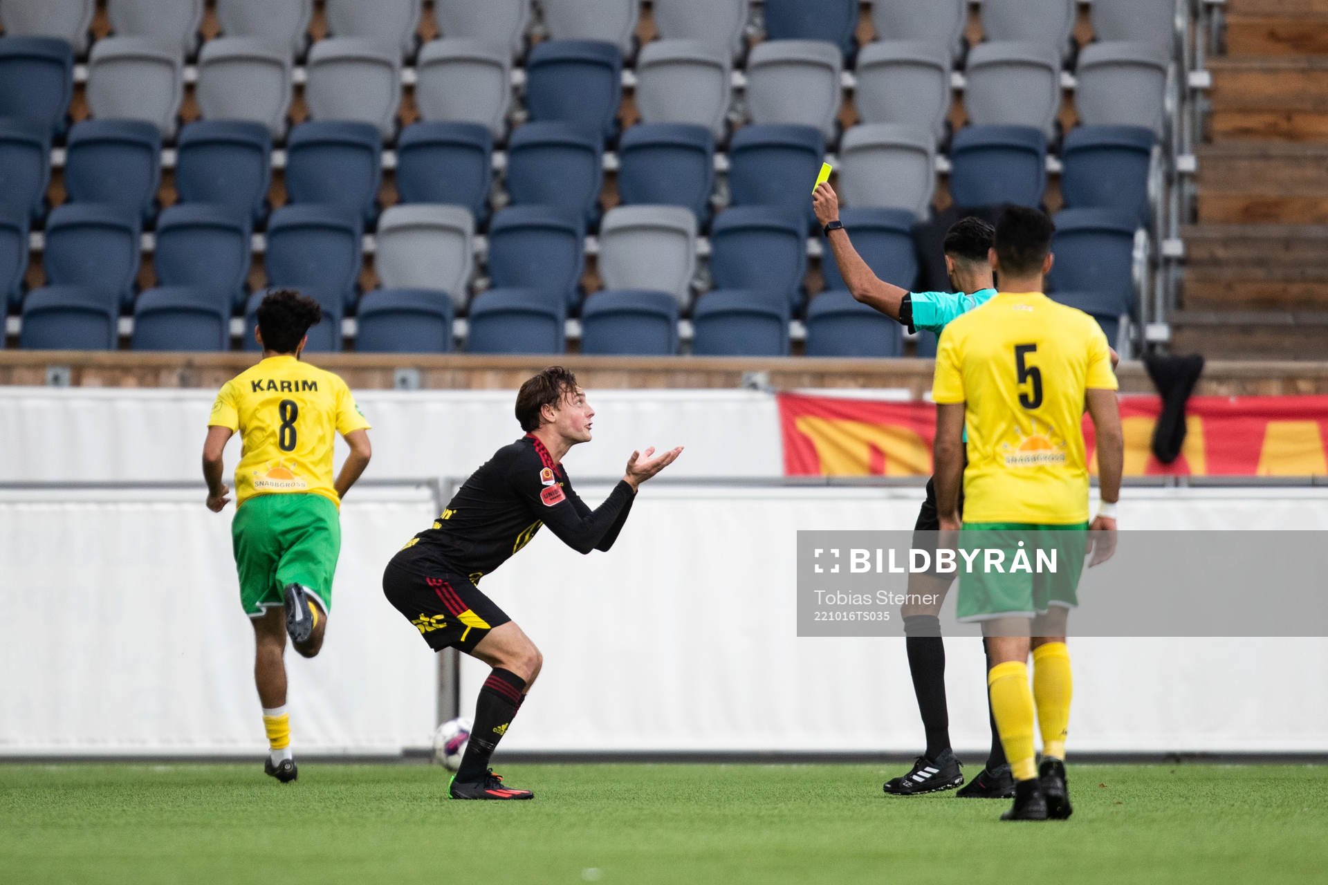 Östersunds Cesar Weilid får sitt andra gula kort
