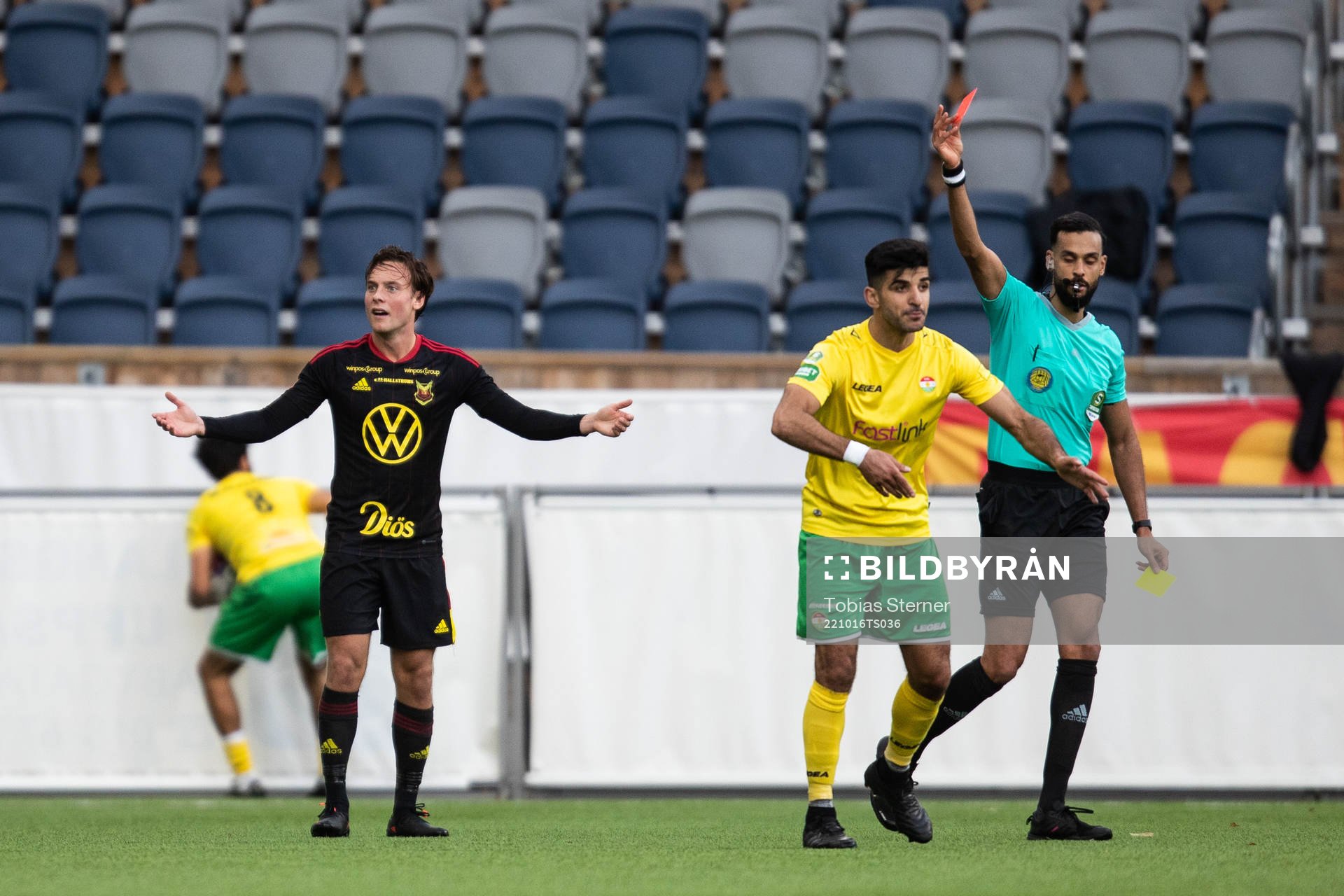 Östersunds Cesar Weilid får rött kort