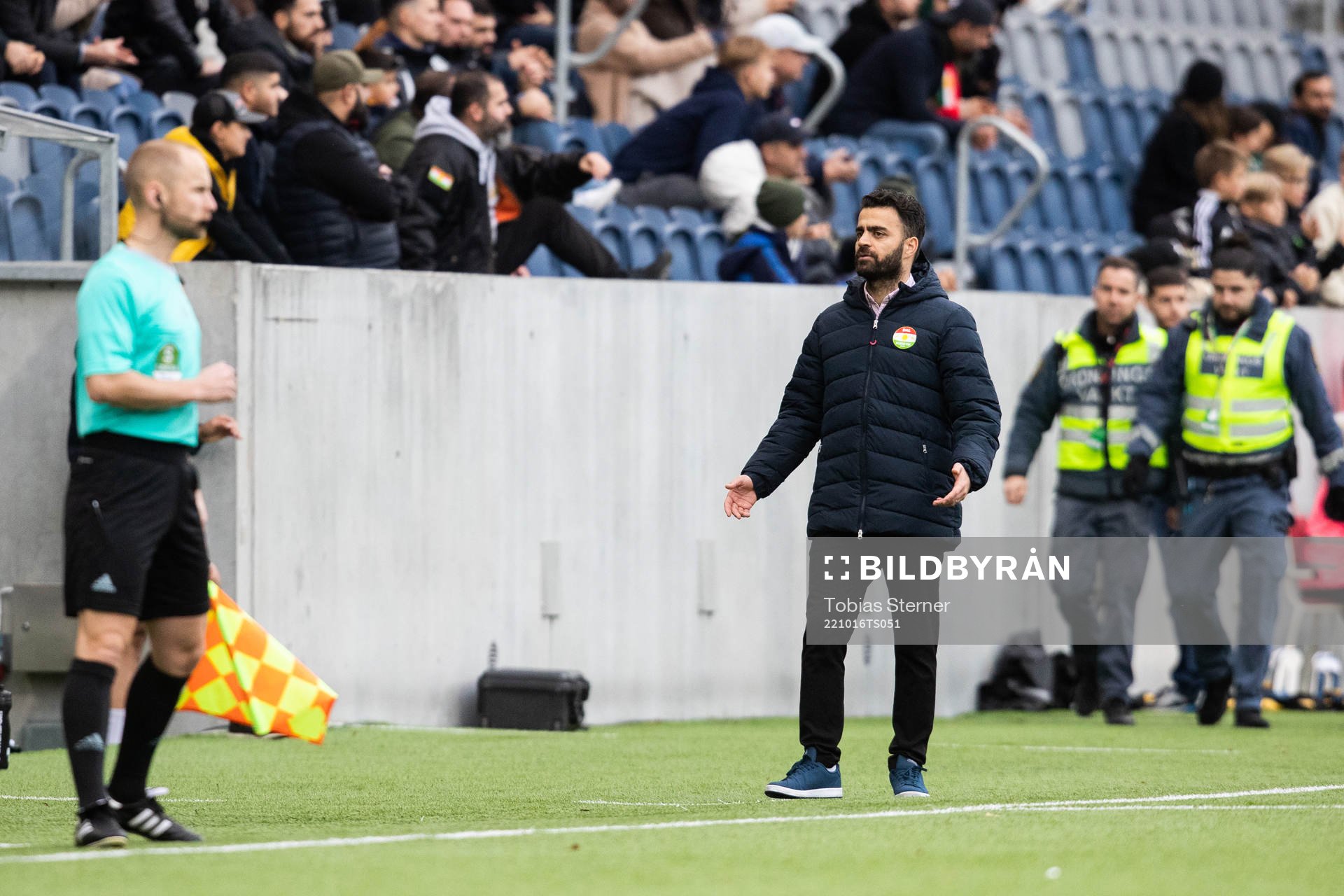 Dalkurds huvudtränare Amir Azrafshan under fotbollsmatchen i Superettan mellan Dalkurd och Östersund den 16 oktober 2022 i Uppsala. 