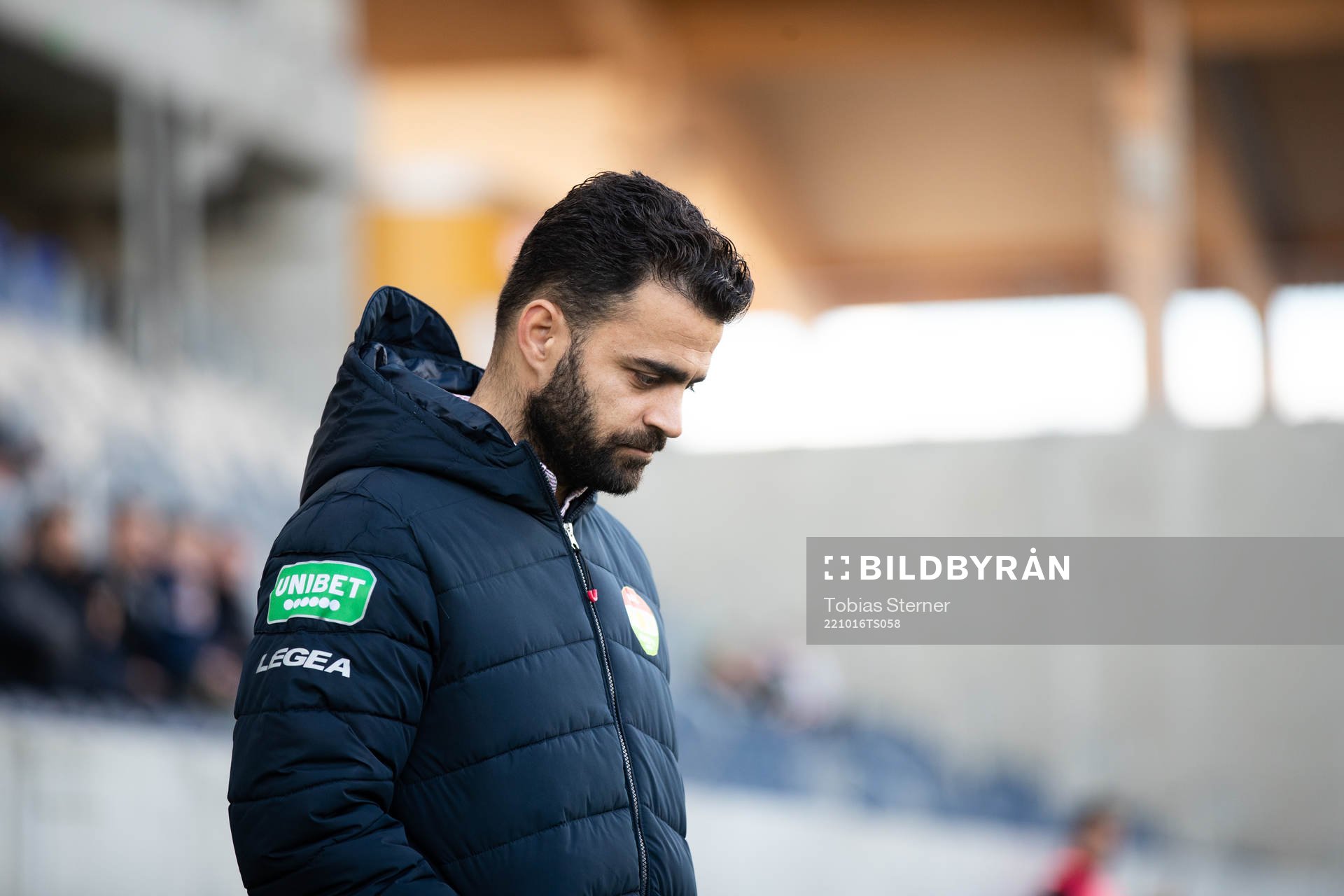 Dalkurds huvudtränare Amir Azrafshan under fotbollsmatchen i Superettan mellan Dalkurd och Östersund den 16 oktober 2022 i Uppsala. 
