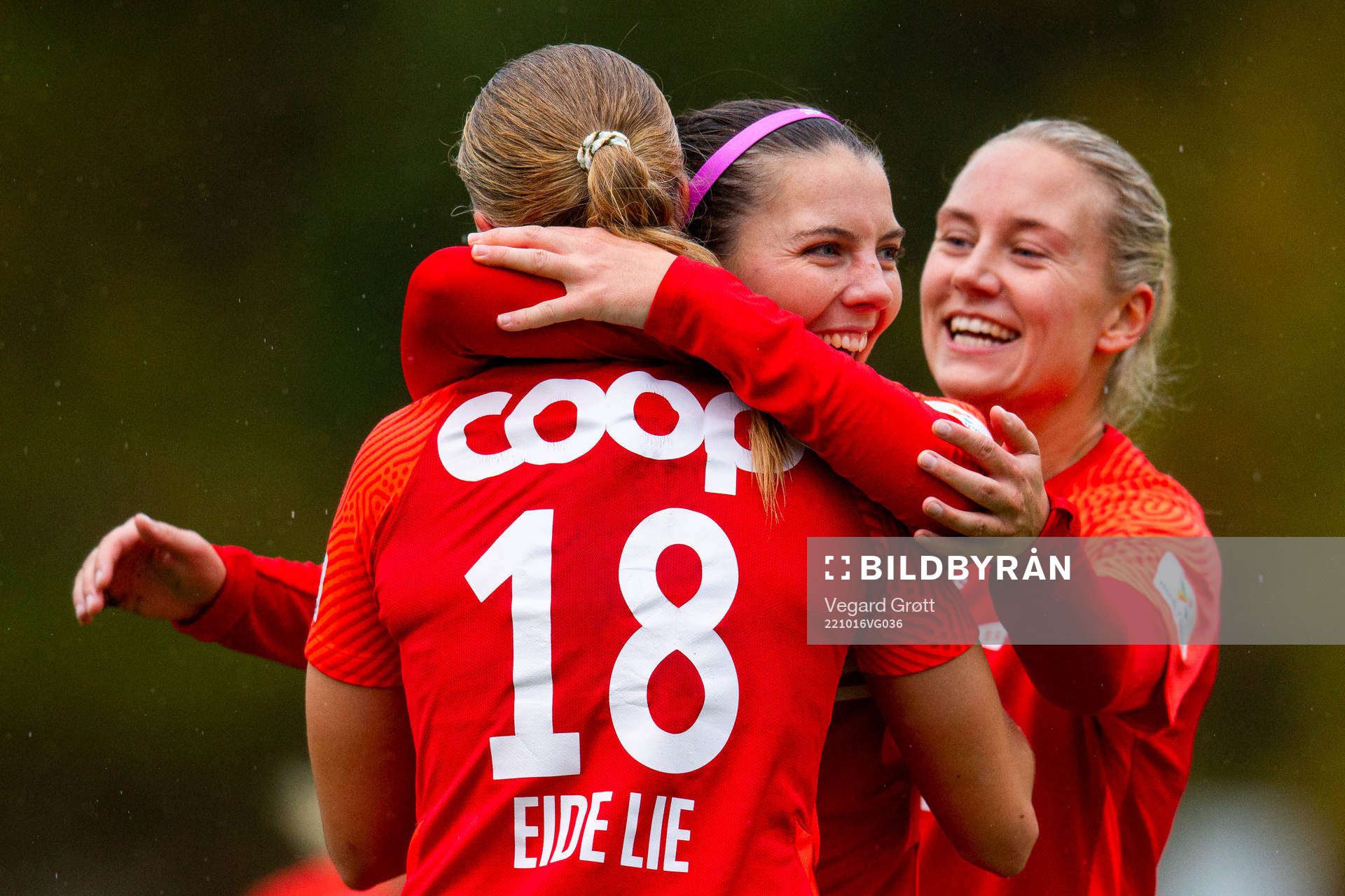 Cecilie Redisch Kvamme of Brann celebrates with teammates