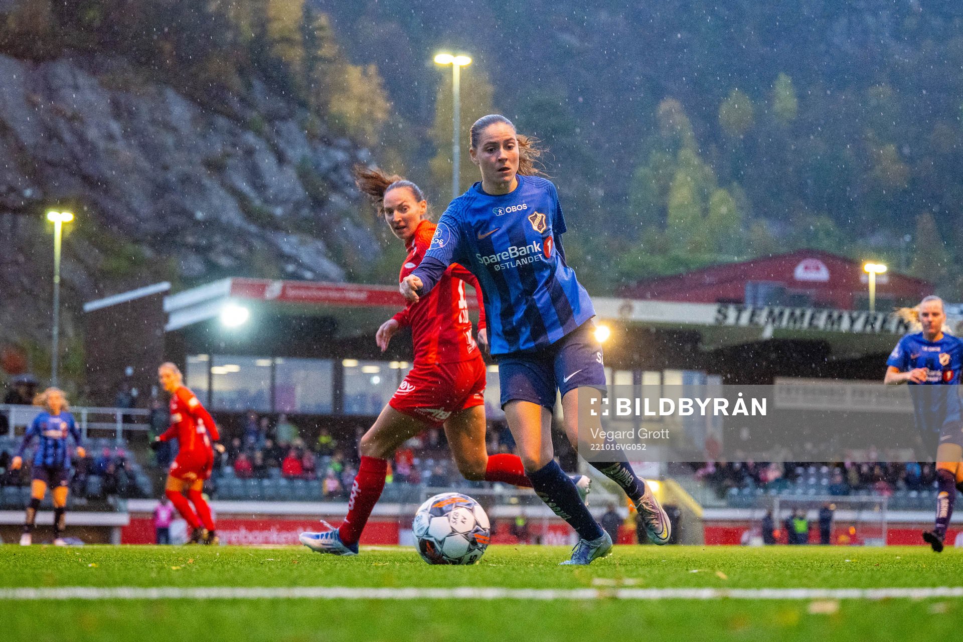 Marit Bratberg Lund of Brann and Smilla Vallotto of Stabæk