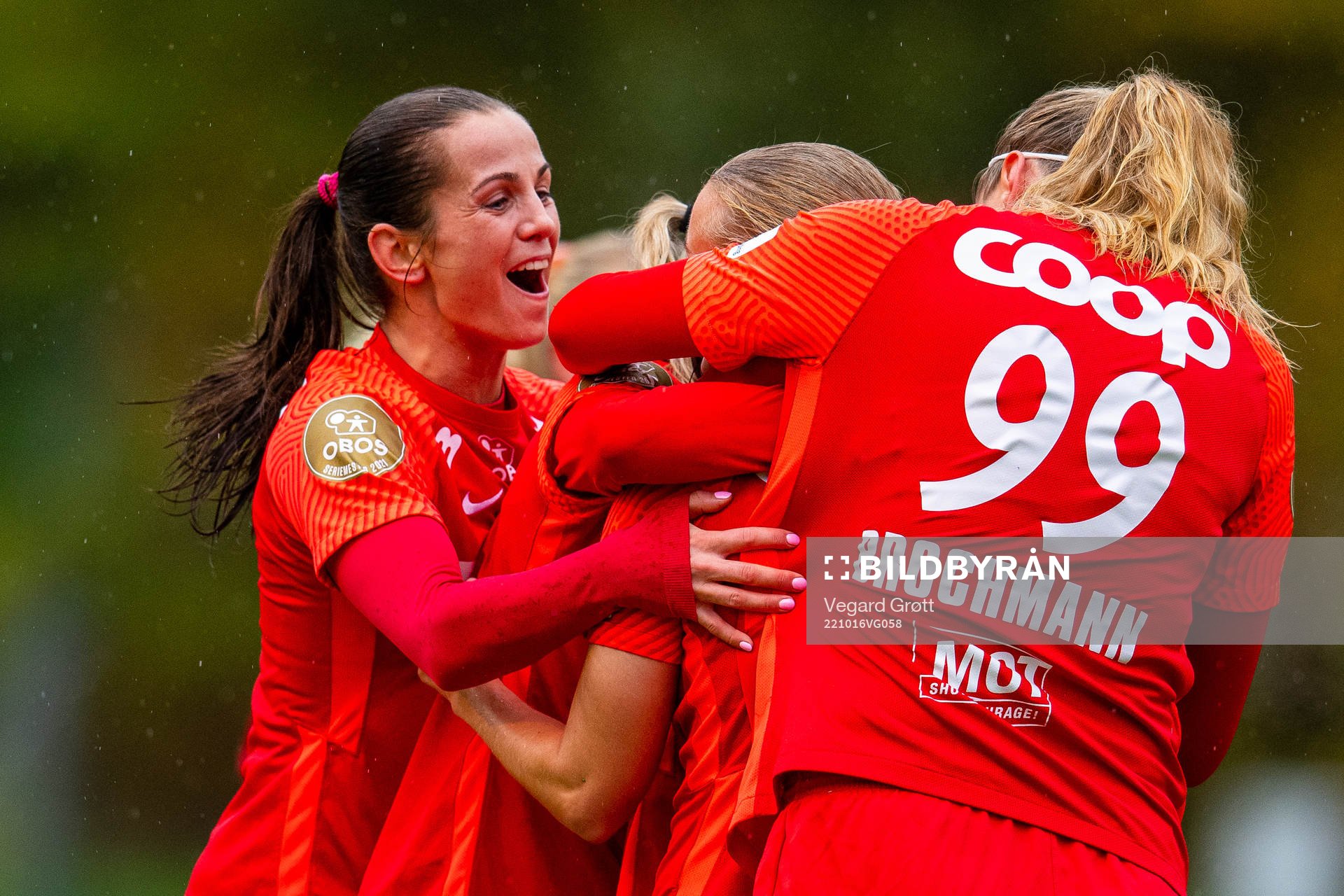 Tuva Hansen of Brann celebrates with teammates