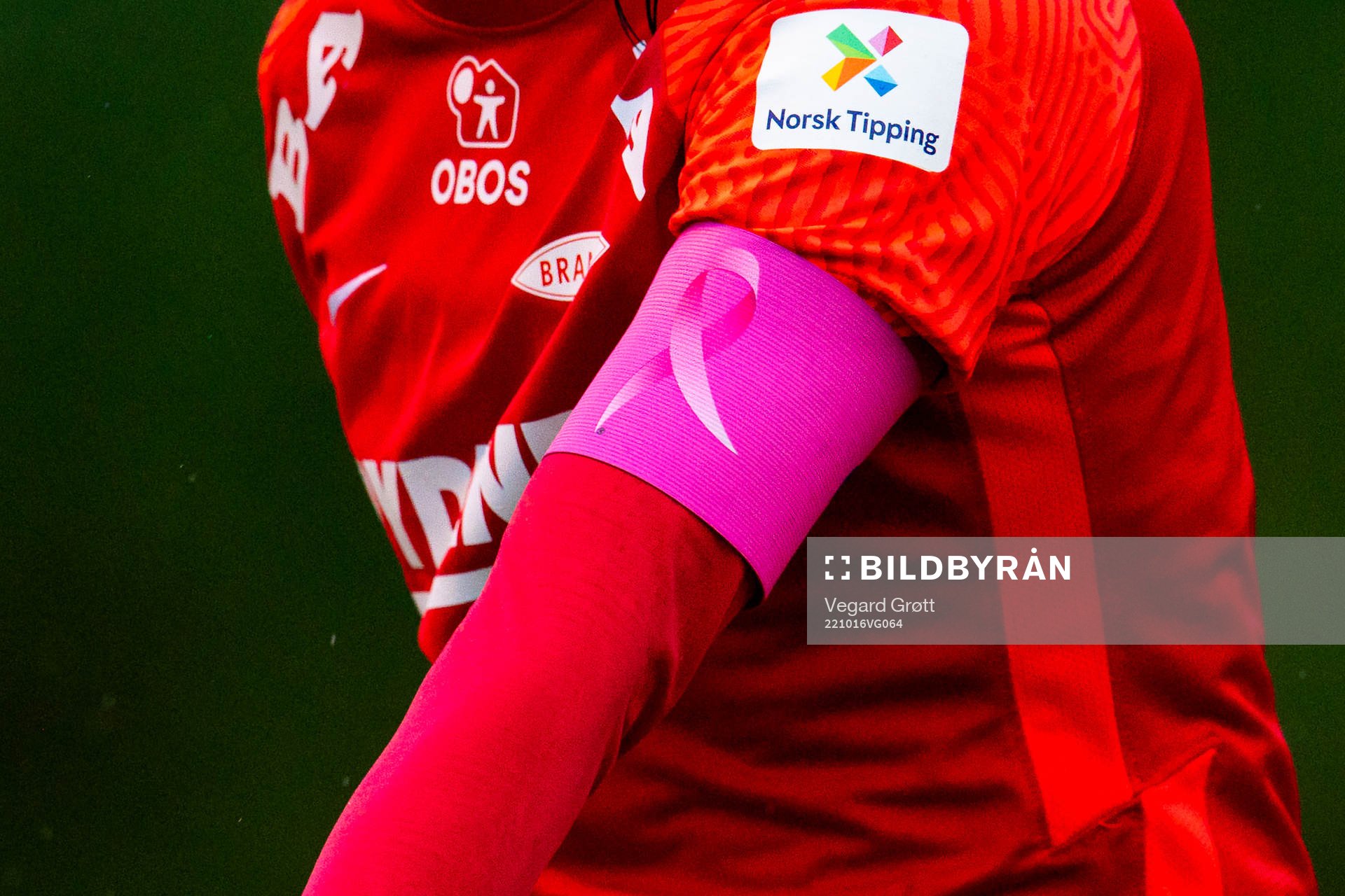 The pink captains’ armband of Tuva Hansen of Brann during the Toppserien football match between Brann and Stabæk on October 16, 2022 in Sandviken.