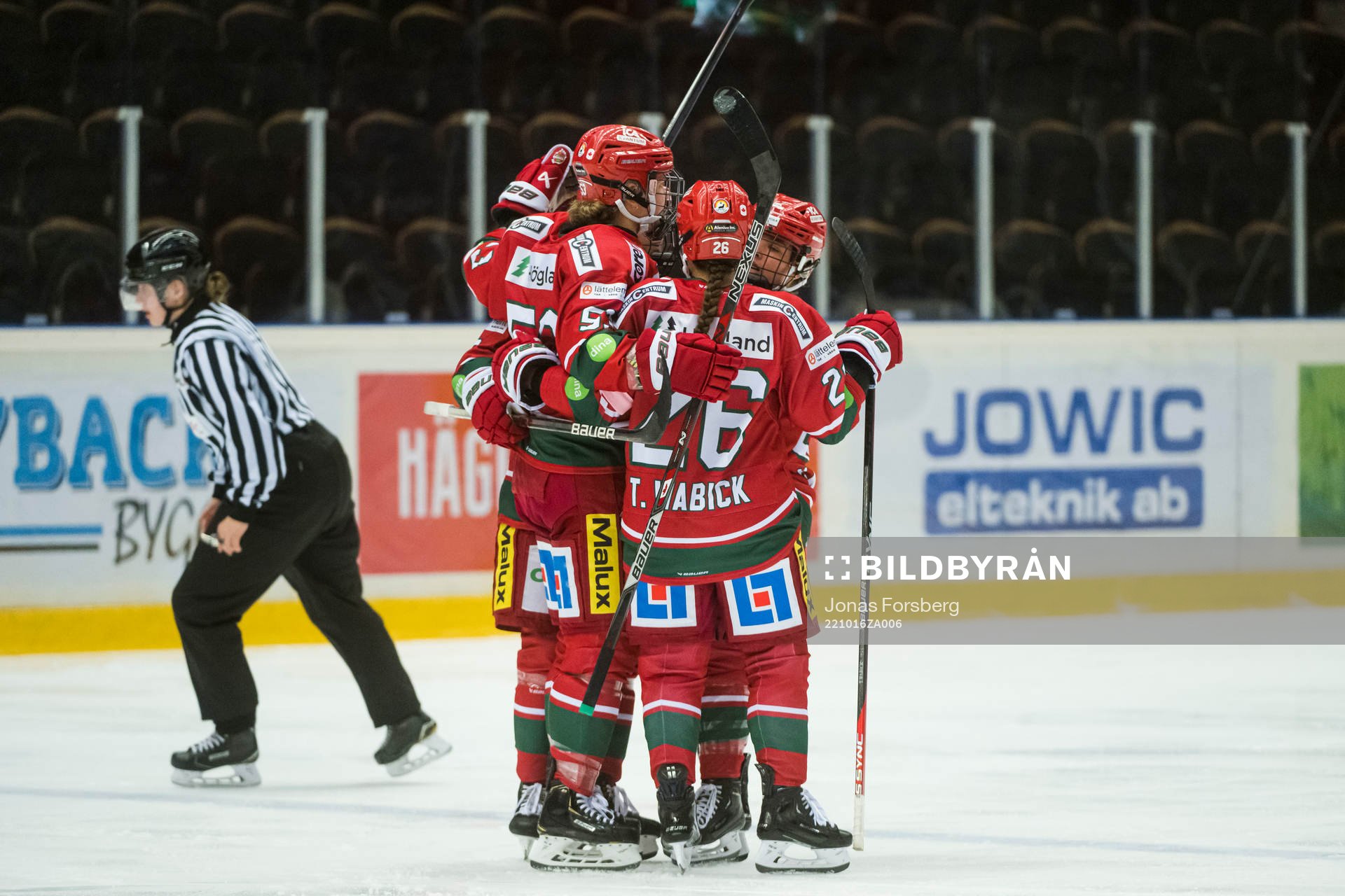 Modos Jennifer Wakefield gör 1-3 målet