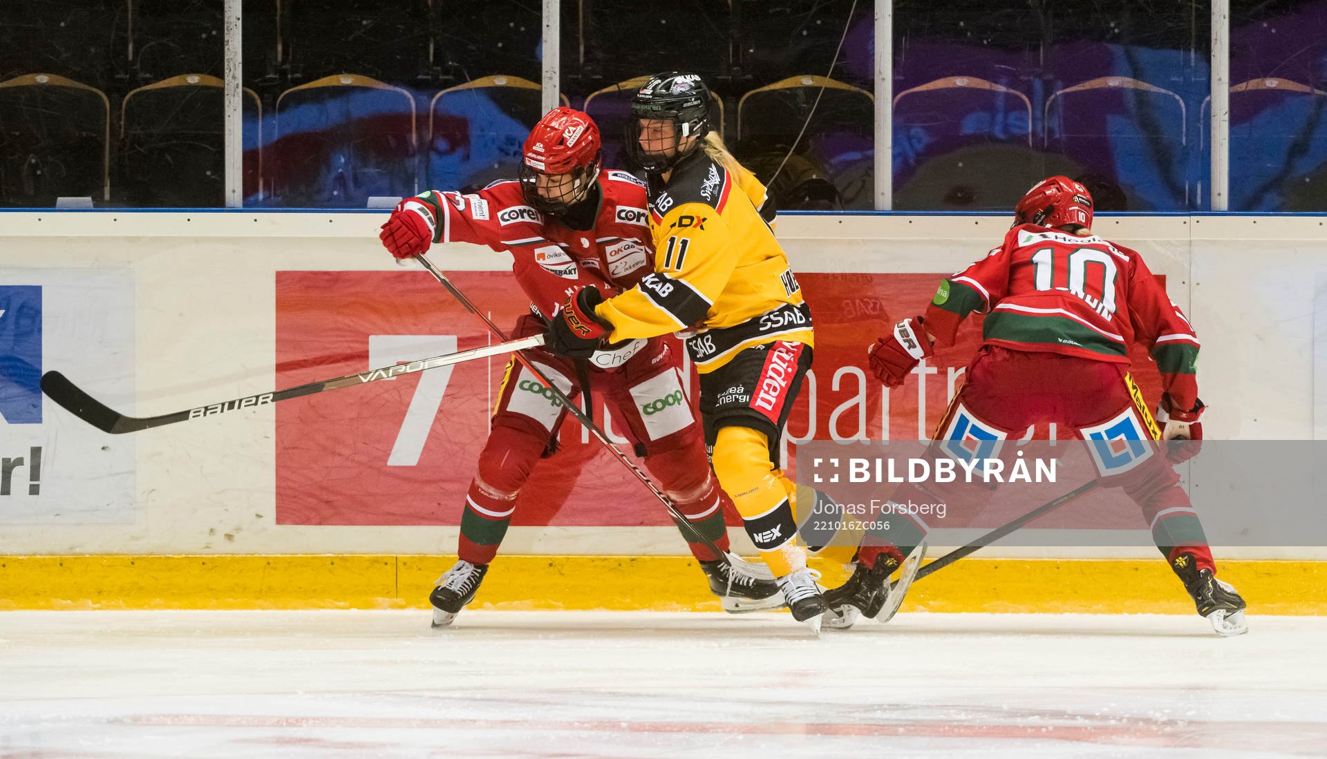 Modos Wilma Sundin och Jaycee Magwood  kämpar mot Luleås