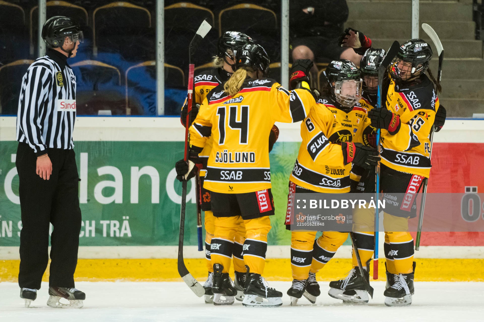 Luleås Jenni Hiirkoski gör 1-3 målet
