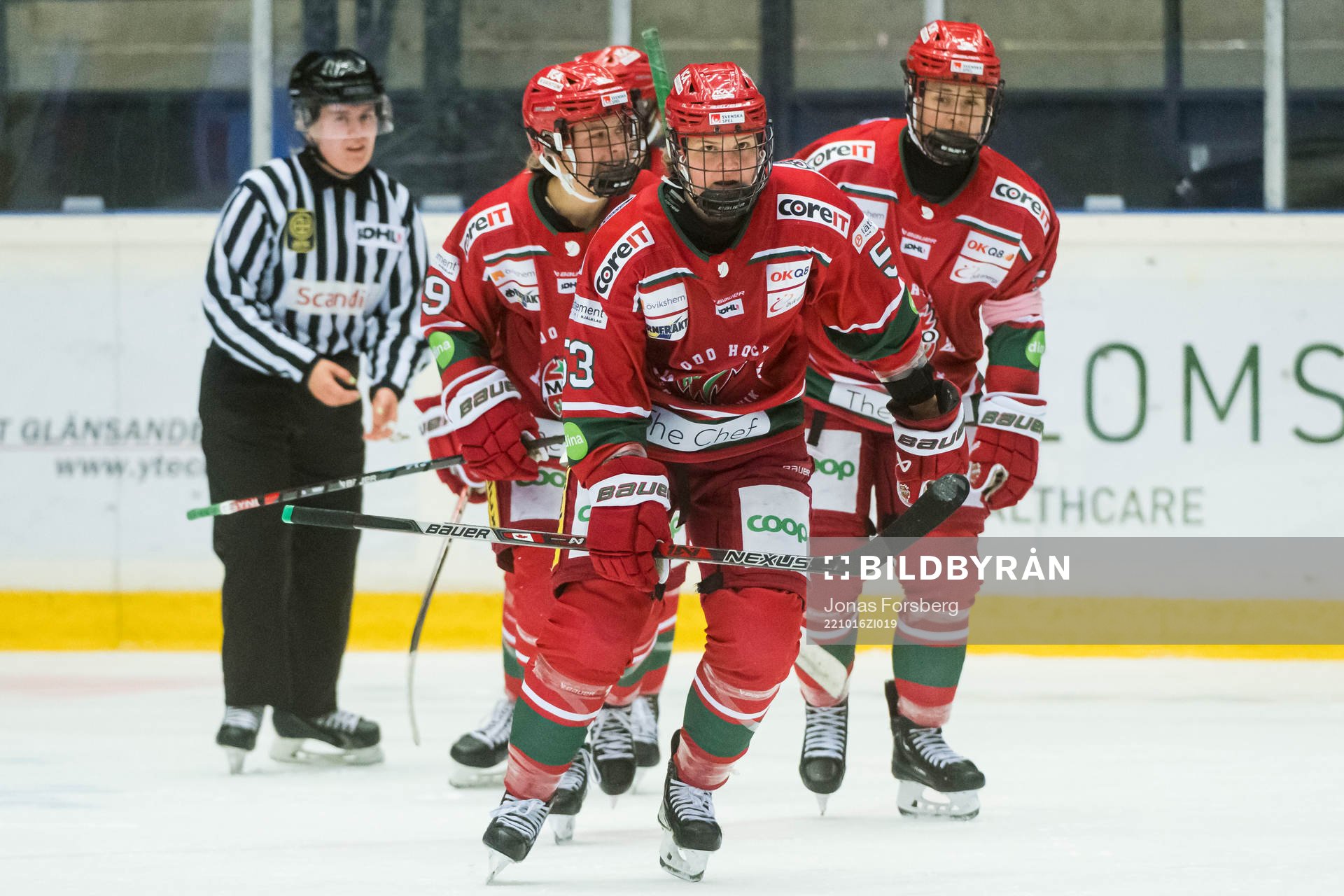 Modos Jennifer Wakefield gör 2-3 målet
