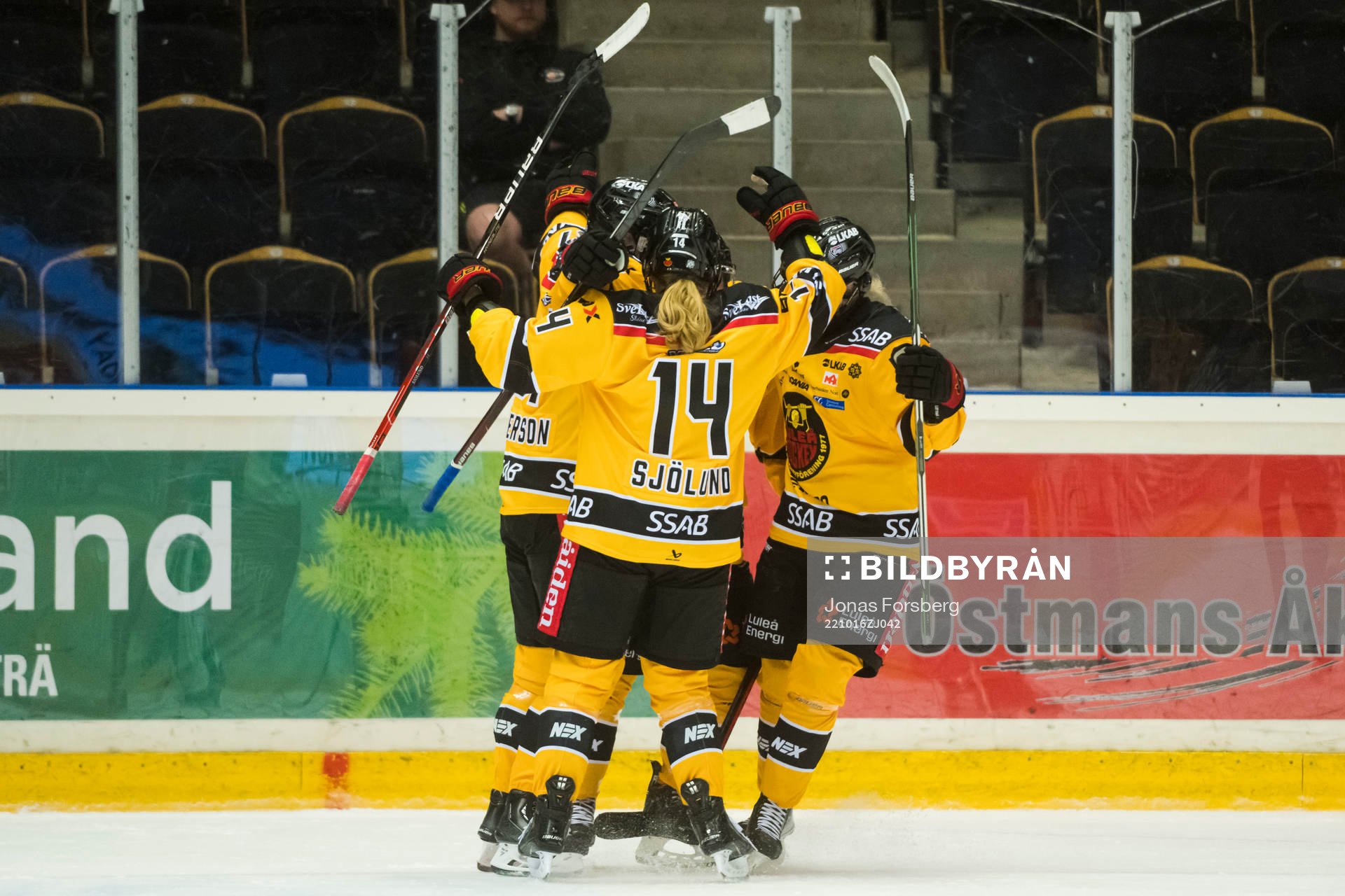 Luleås Jenni Hiirkoski gör 1-3 målet