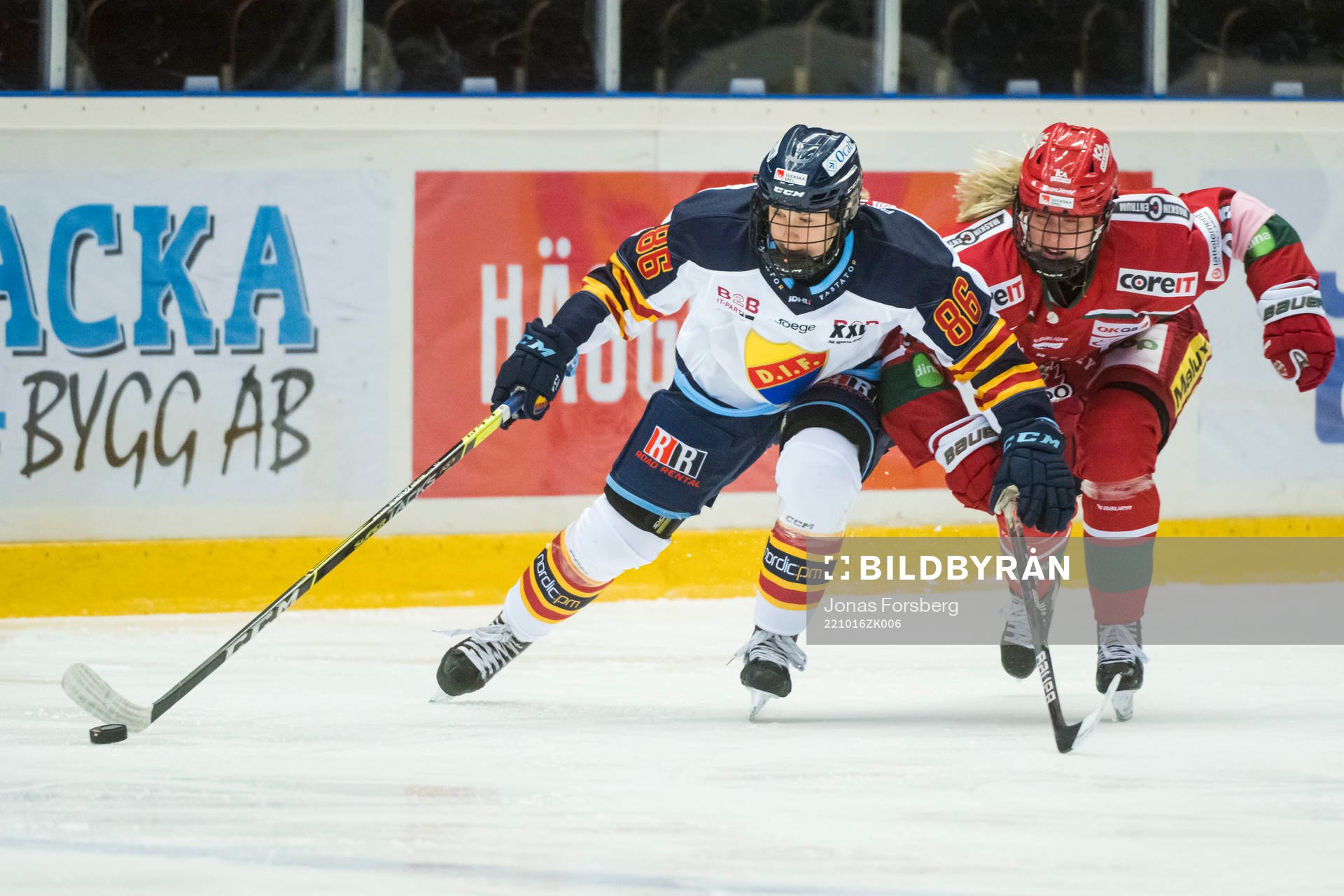 Djurgårdens Selma Tyreskog och Modos Olivia Carlsson