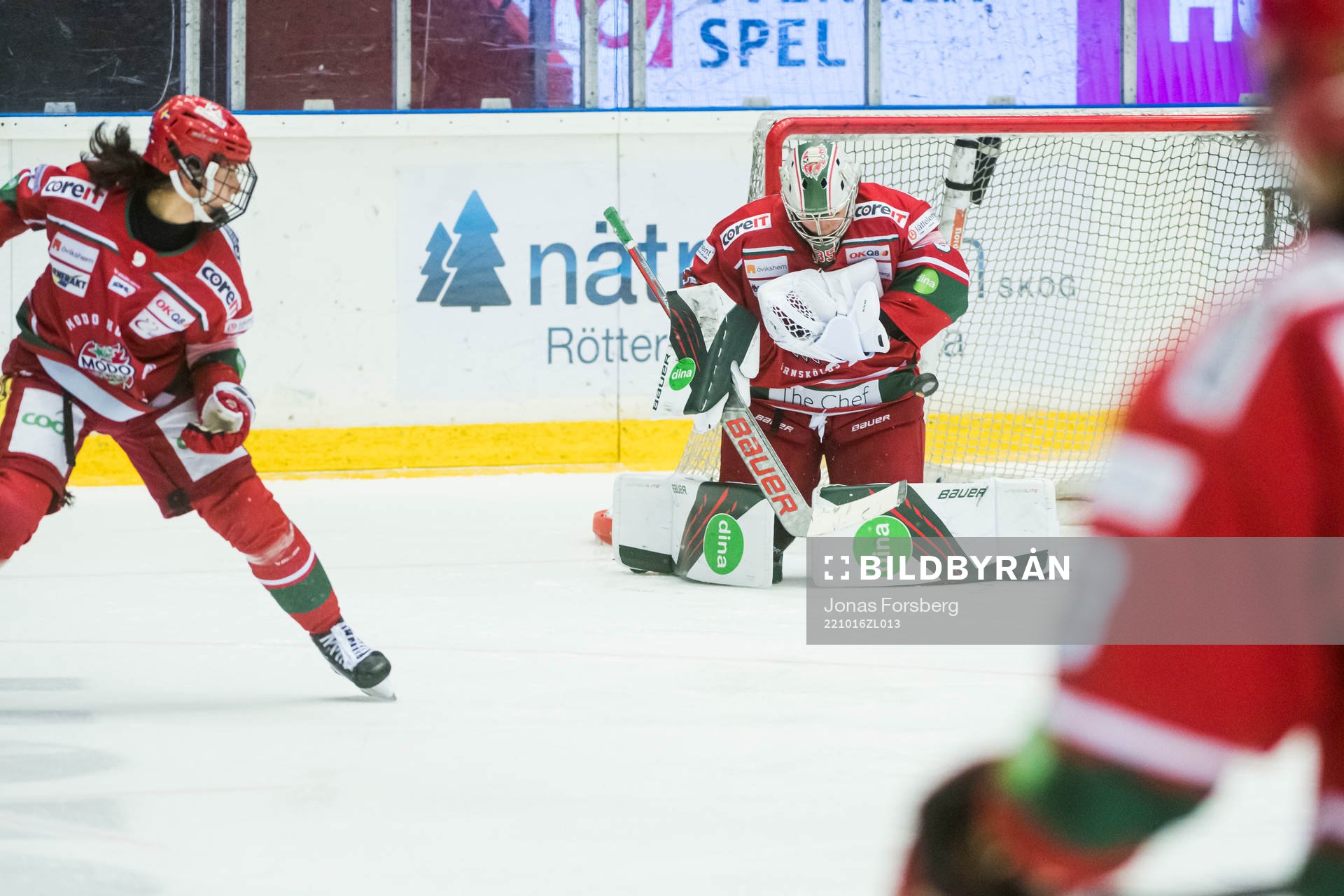 Modos målvakt Lauren Bench och Mariam El-Mahmadi