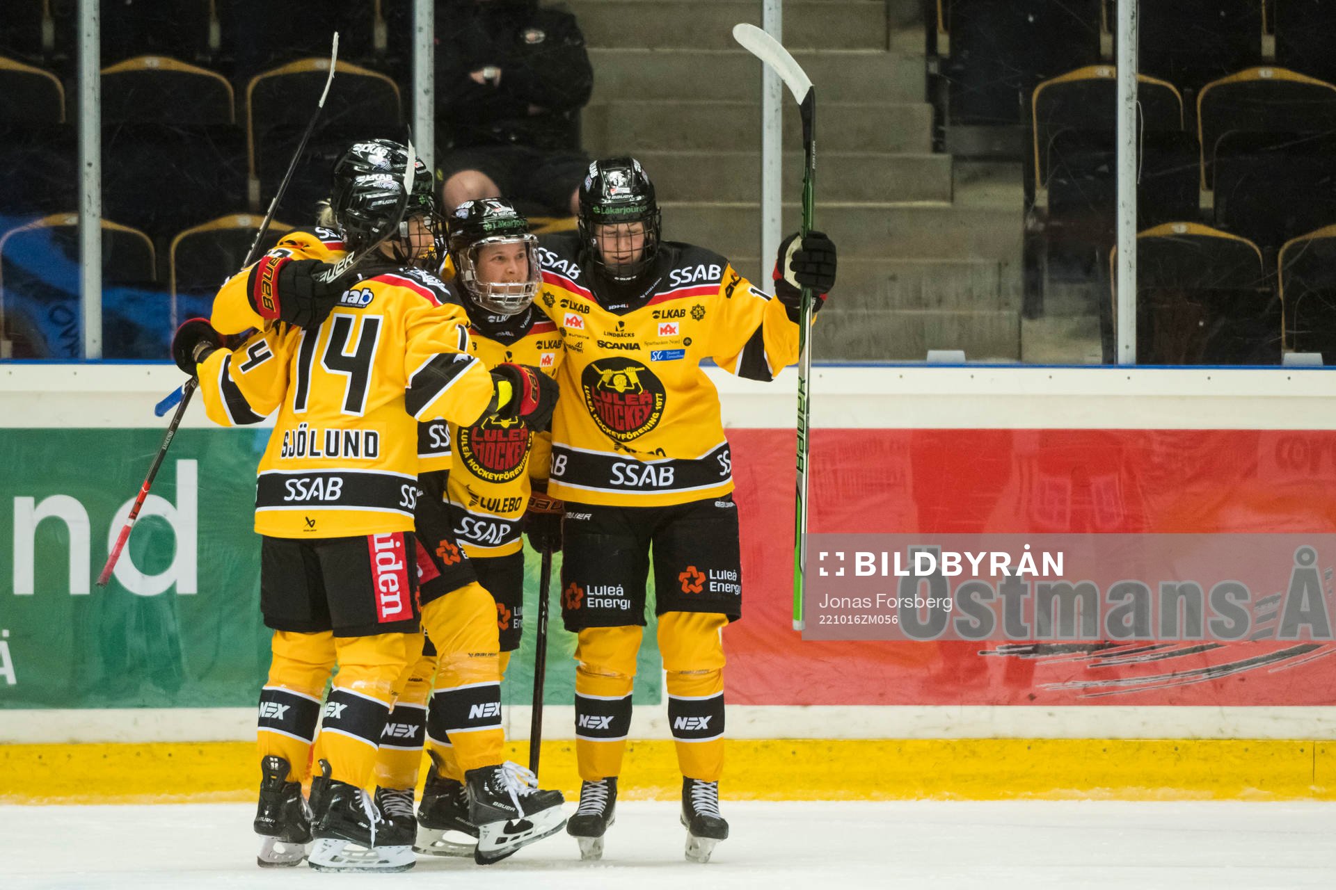 Luleås Jenni Hiirkoski gör 1-3 målet