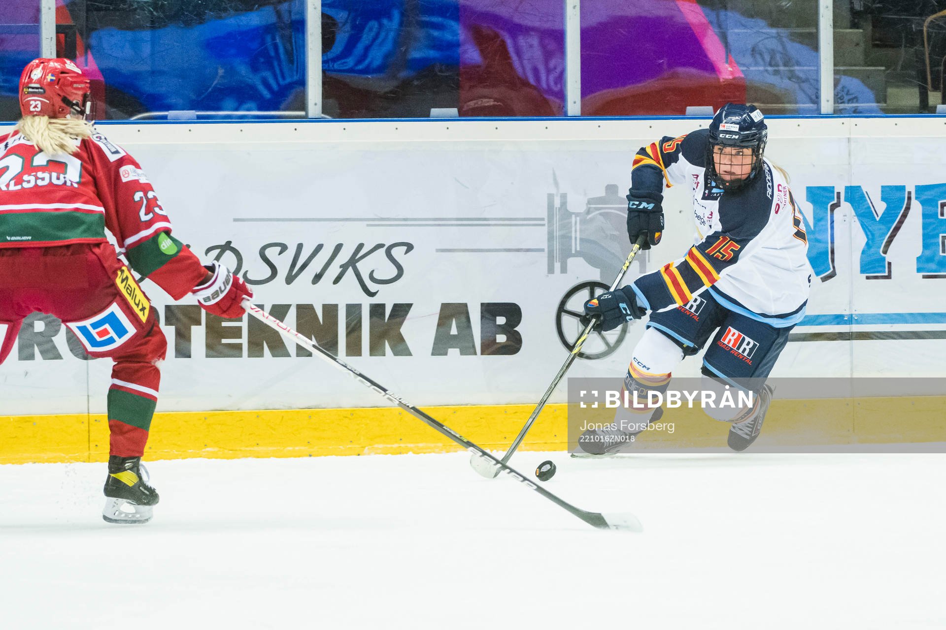 Djurgårdens Lova Blom och Modos Olivia Carlsson