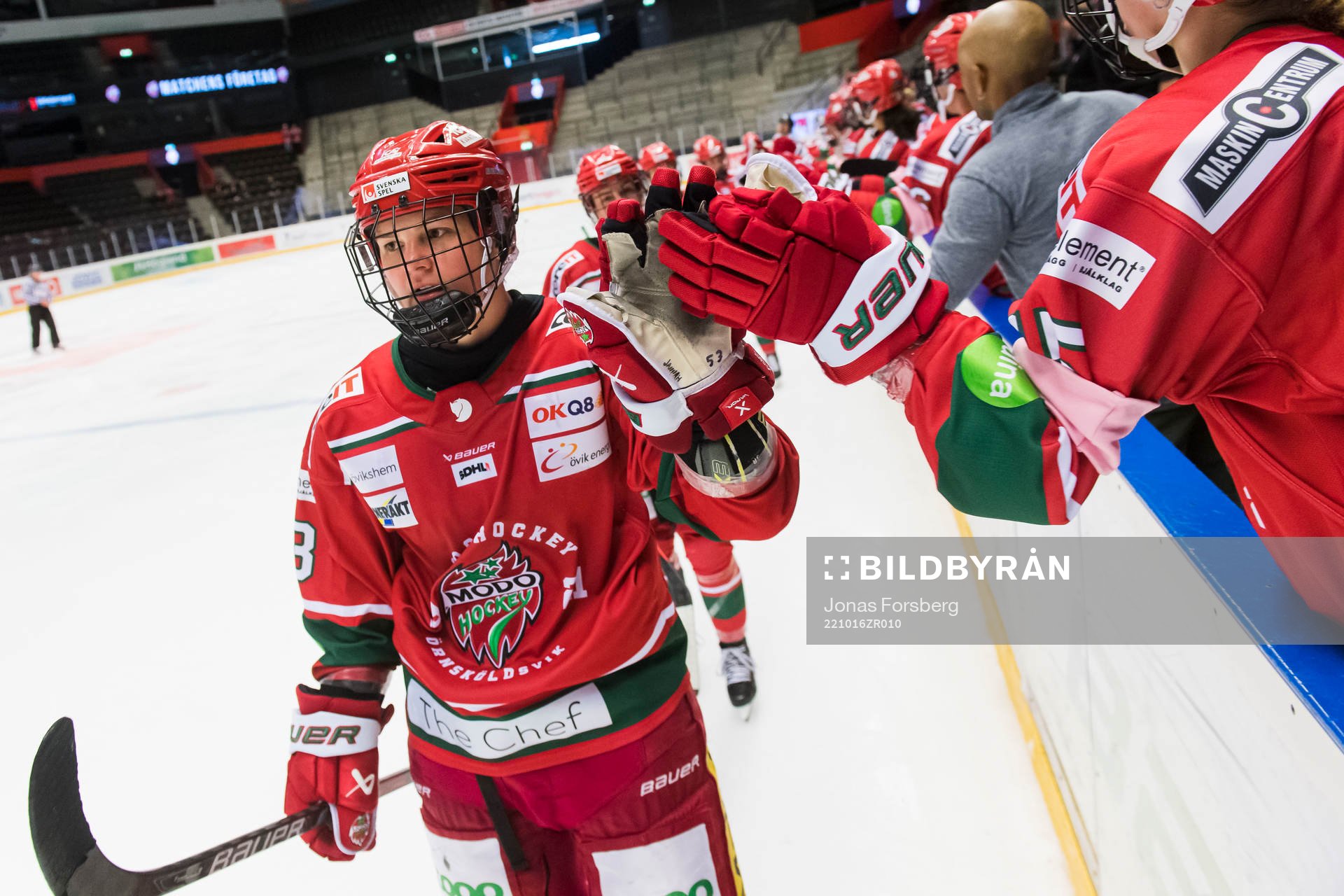 Modos Jennifer Wakefield gör 2-3 målet