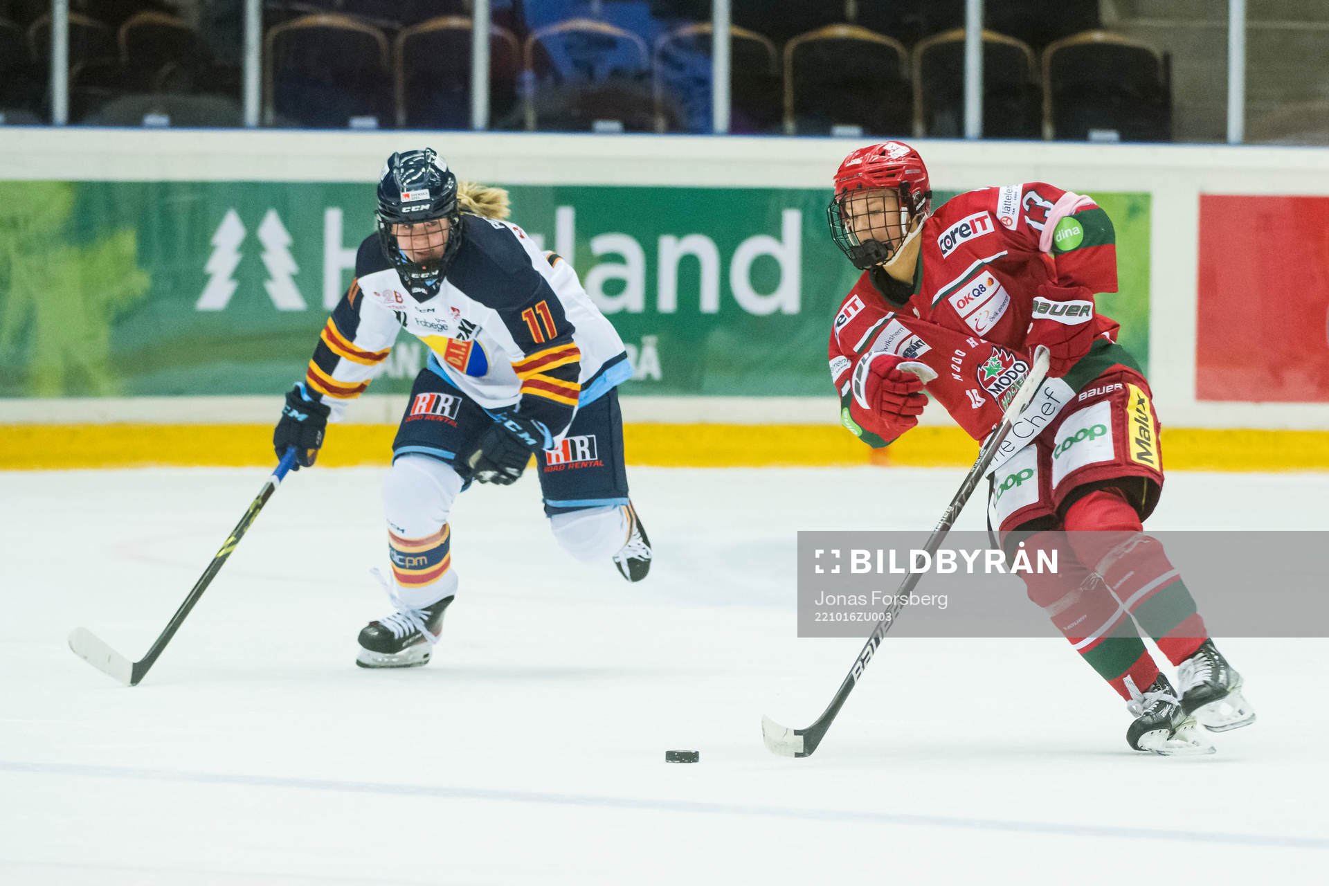Djurgårdens Julia Tärnblom och Modos Mira Hallin