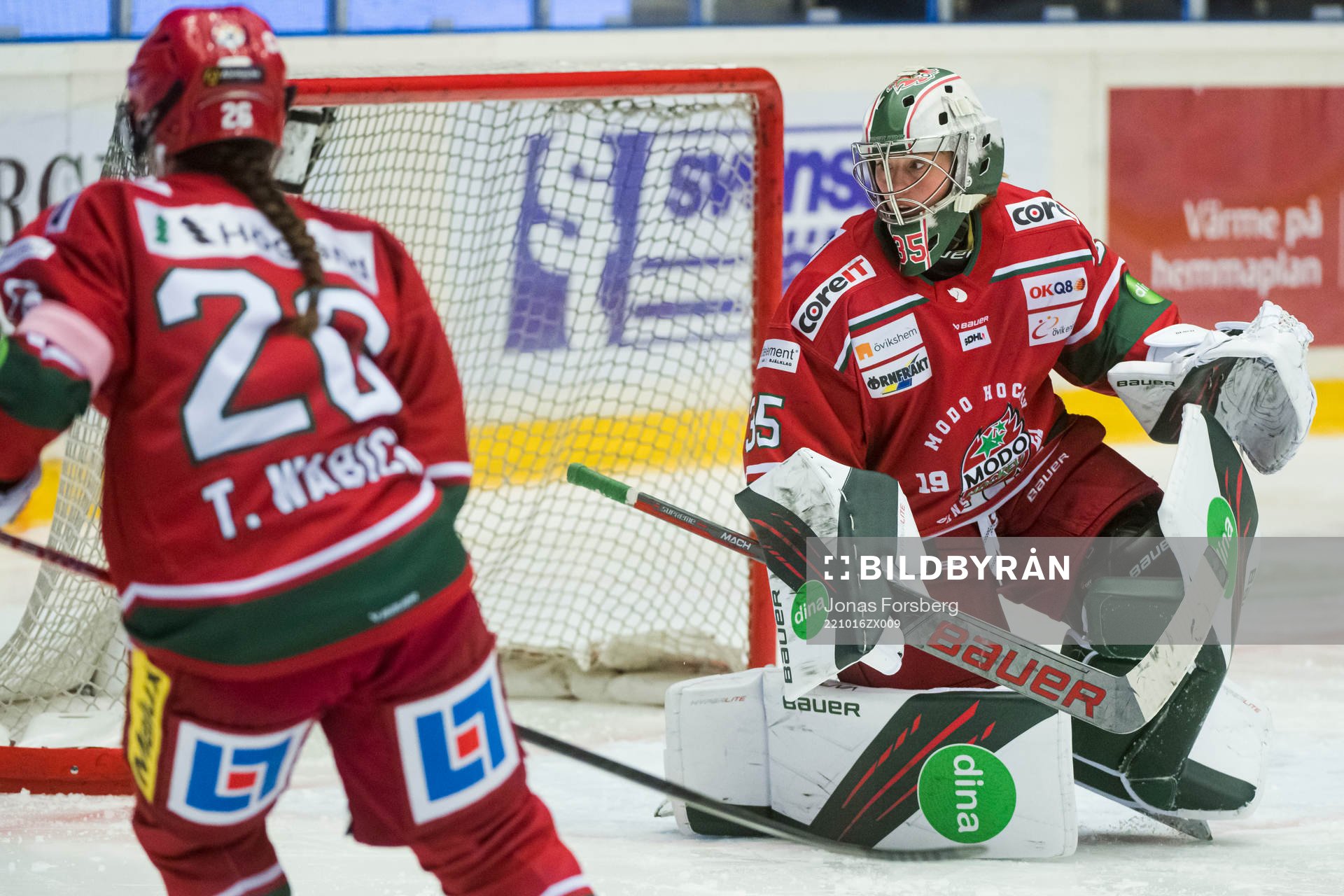 Modos målvakt Lauren Bench  och Erin Taylor Wabick