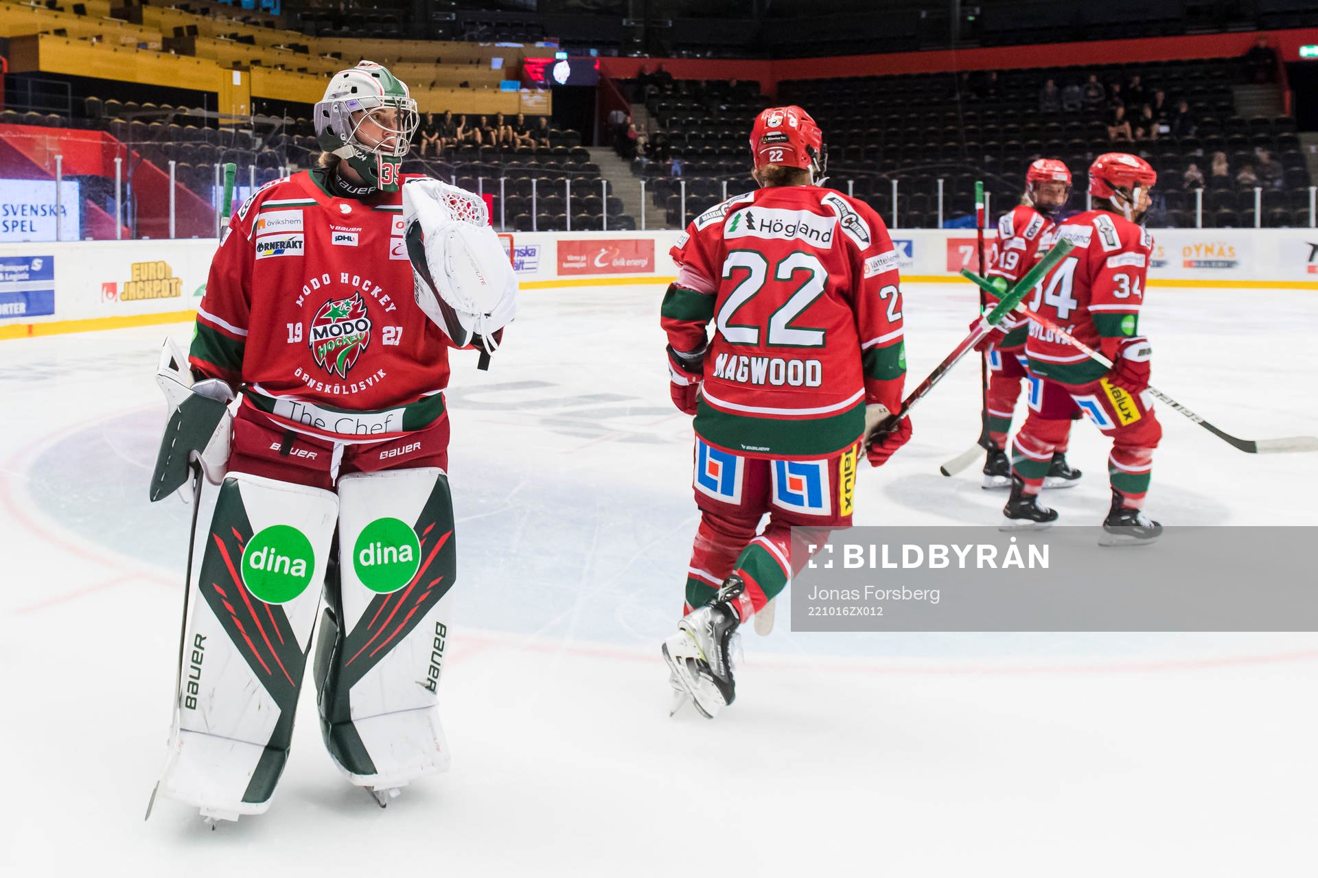 Modos målvakt Lauren Bench jublar