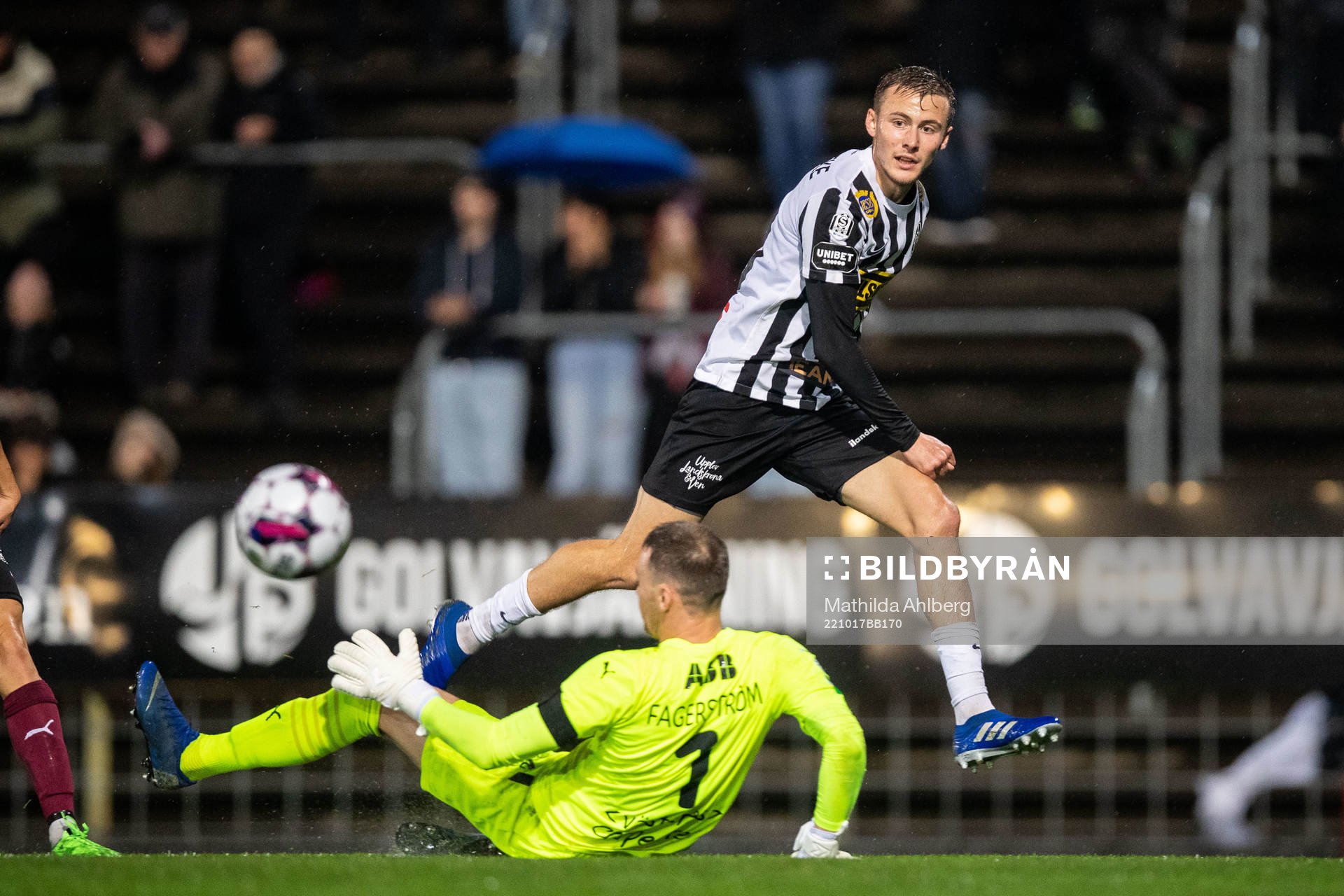 Landskronas Melker Heier och Västerås SKs målvakt Anton