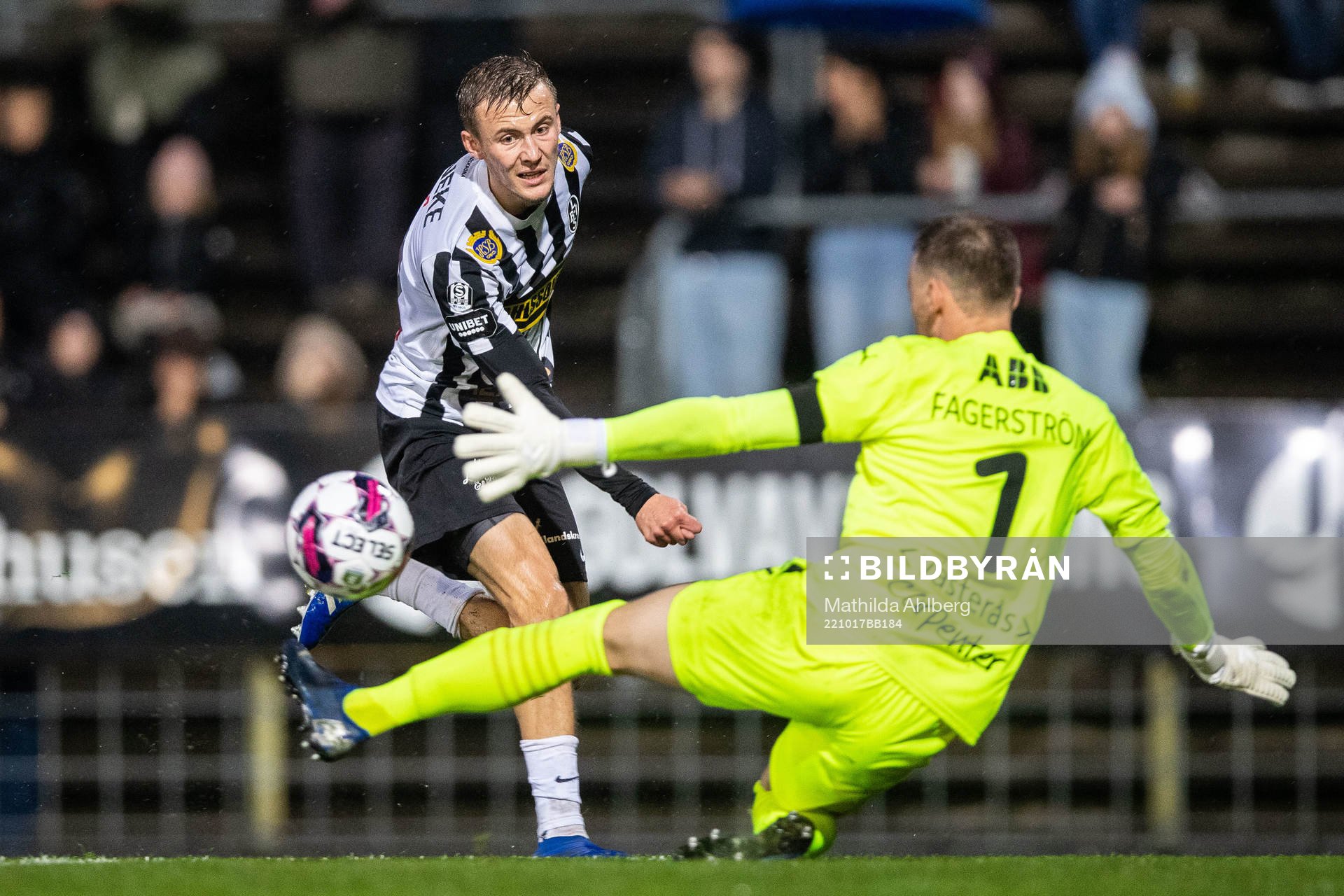Landskronas Melker Heier och Västerås SKs målvakt Anton