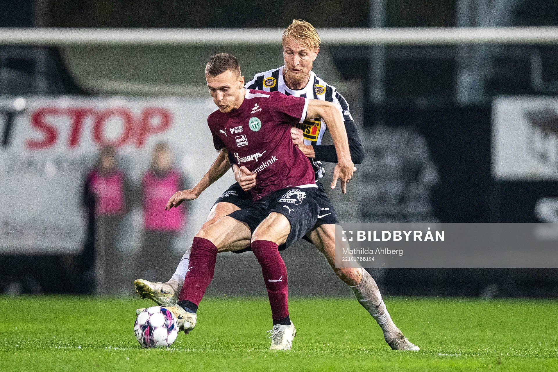 Västerås SKs Viktor Granath och Landskronas Viktor Wihlstrand under fotbollsmatchen i Superettan mellan Landskrona och Västerås SK den 17 oktober 2022 i Landskrona.