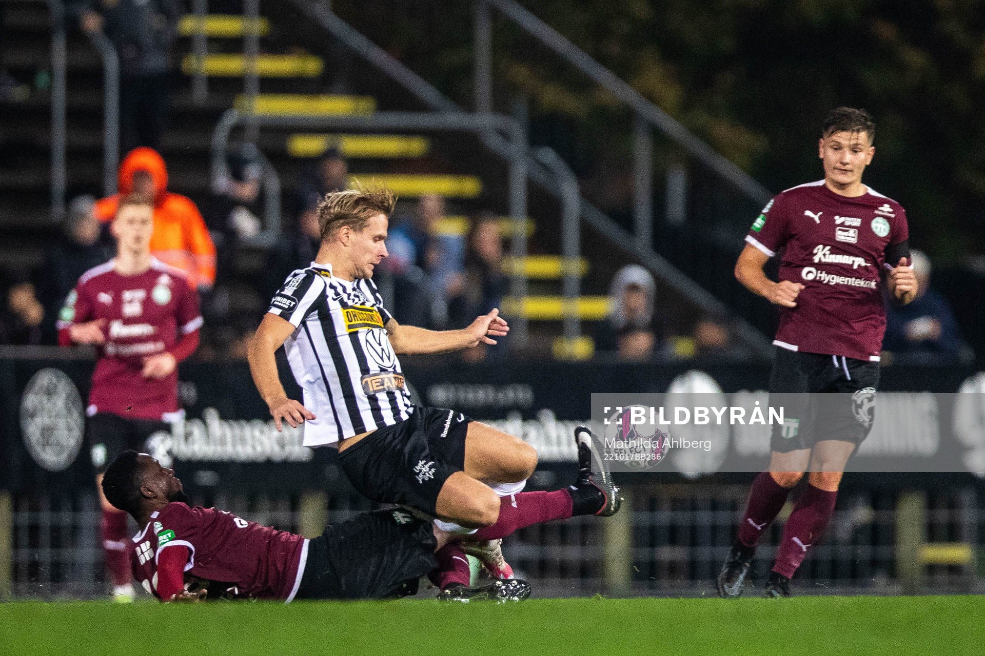 Västerås SKs Frederic Nsabiyumva och Landskronas Linus