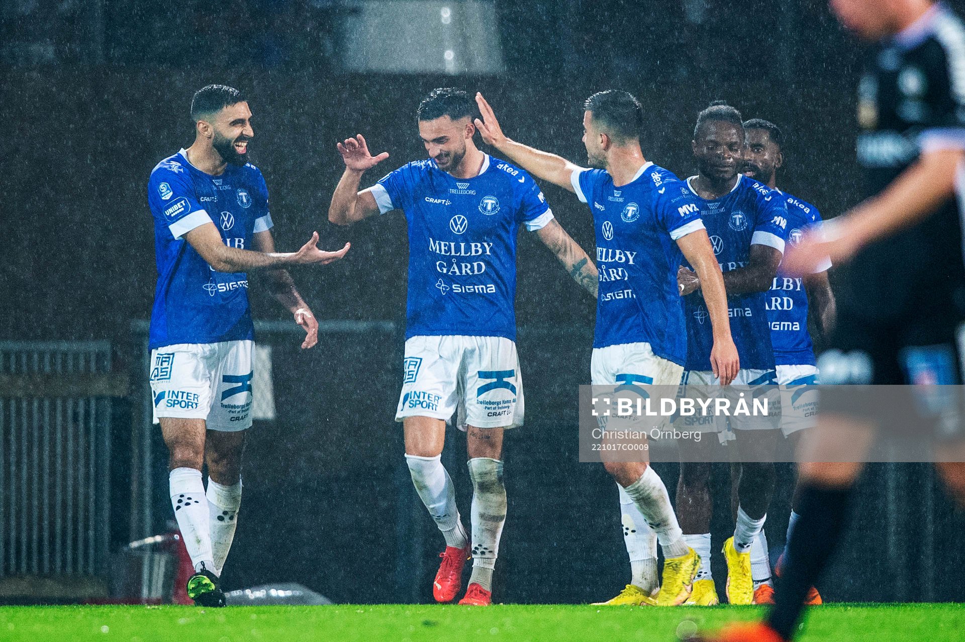 Trelleborgs Simon Amin jublar med lagkamraterna