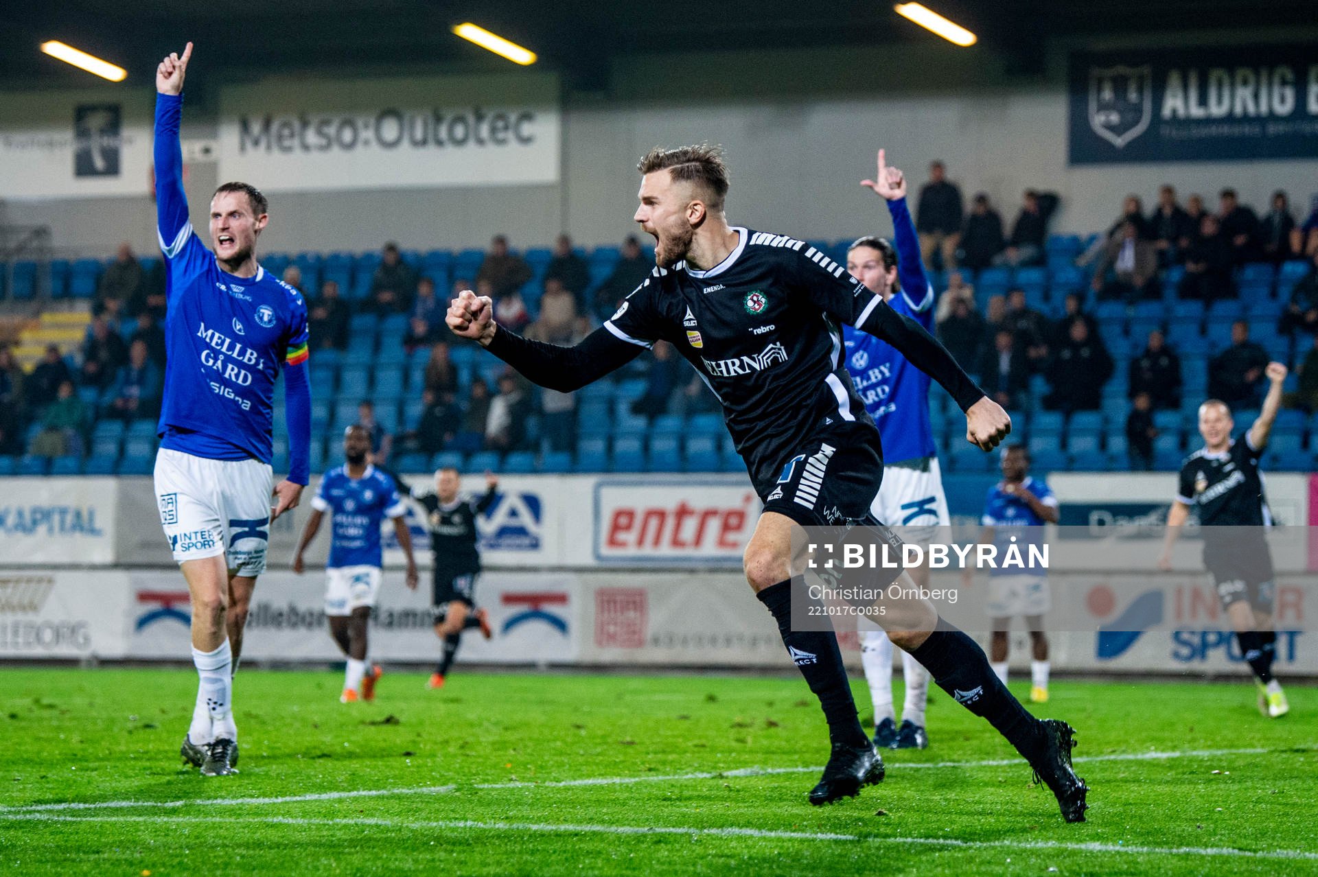 Örebros Erik Björndahl jublar