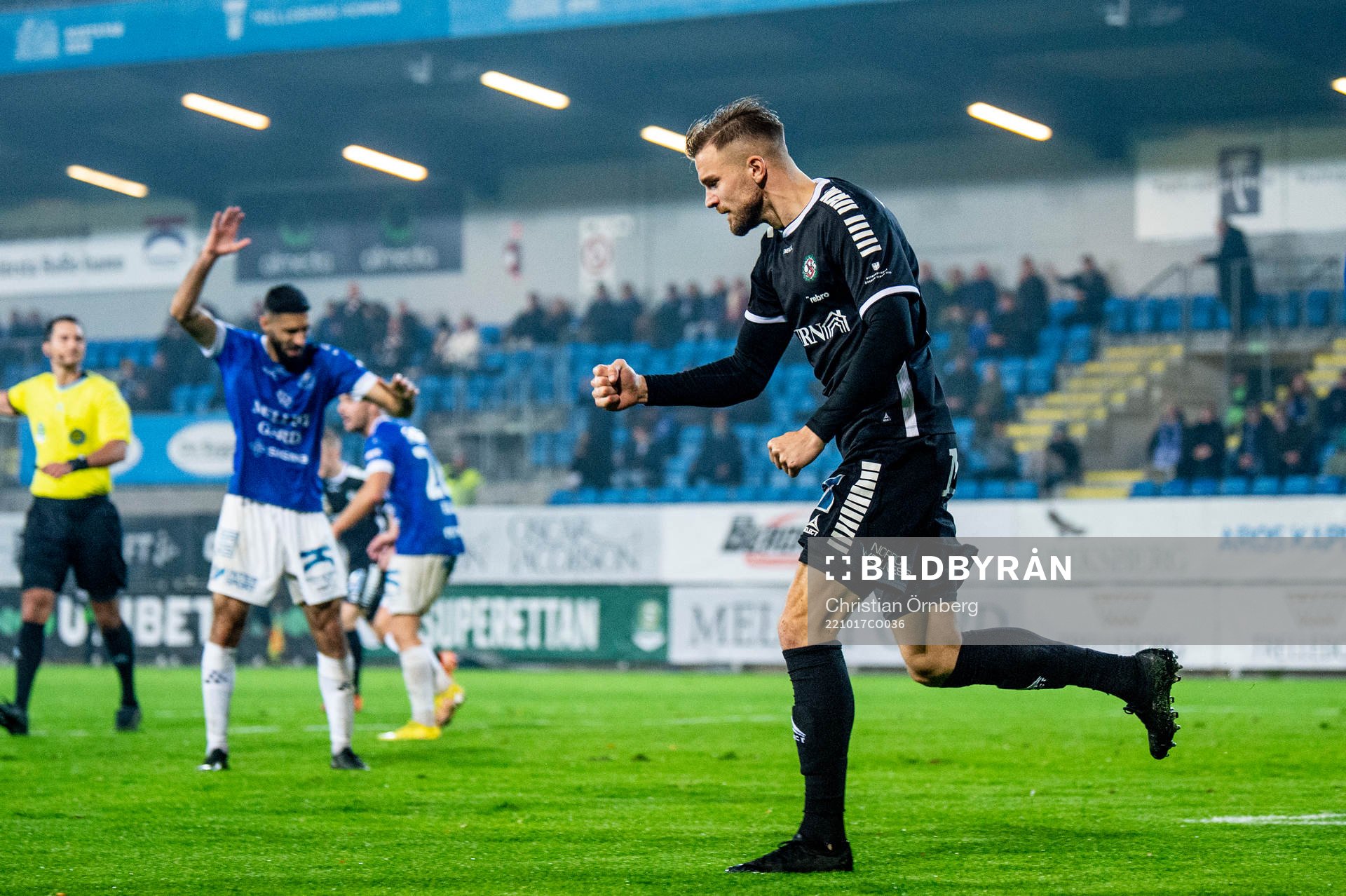 Örebros Erik Björndahl jublar